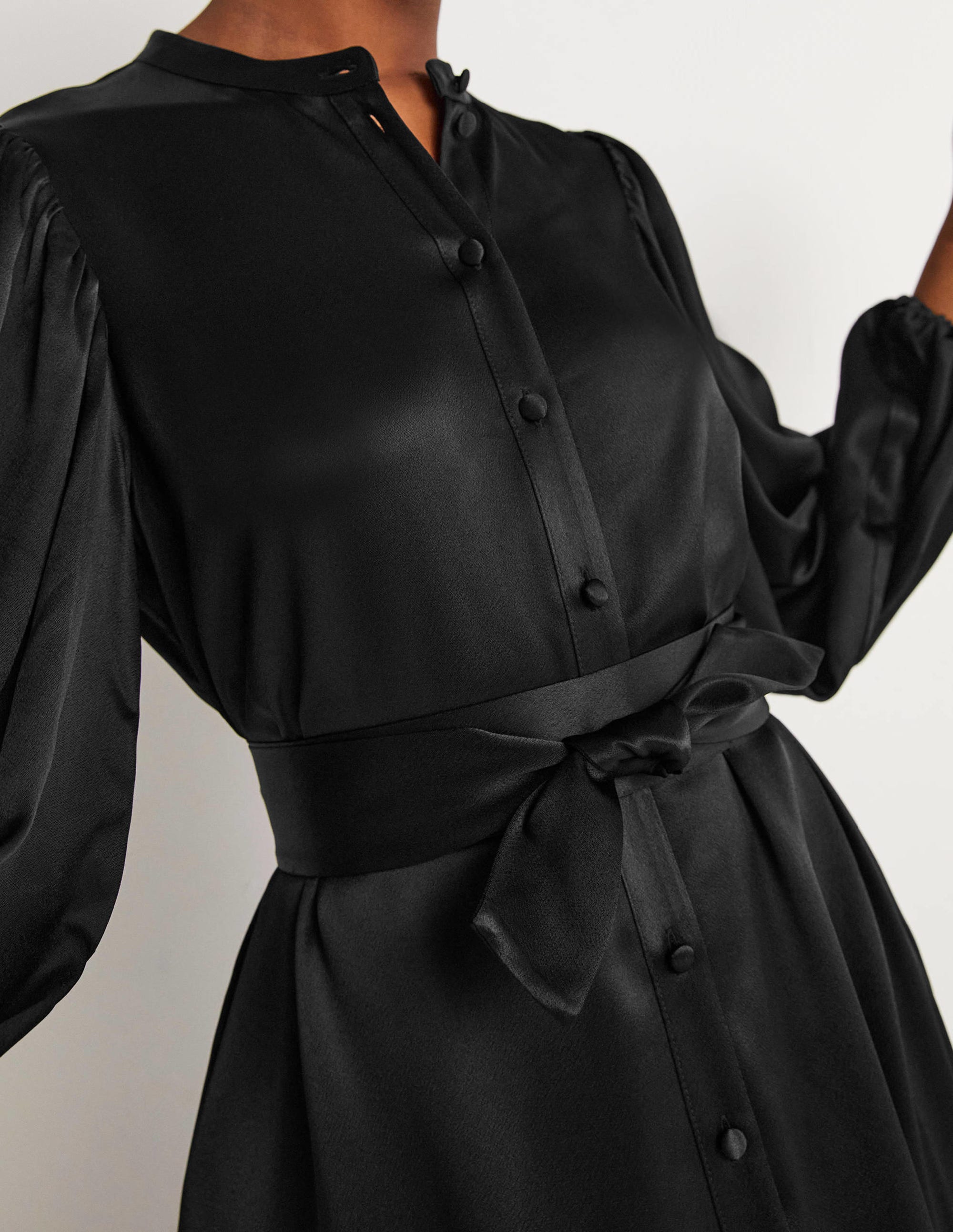 Midi-Hemdblusenkleid aus Satin-Schwarz - Image 2