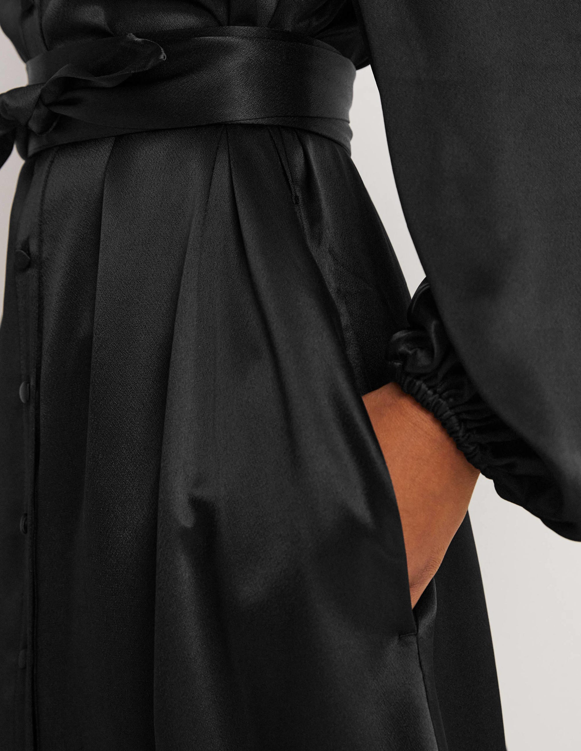 Midi-Hemdblusenkleid aus Satin-Schwarz - Image 5