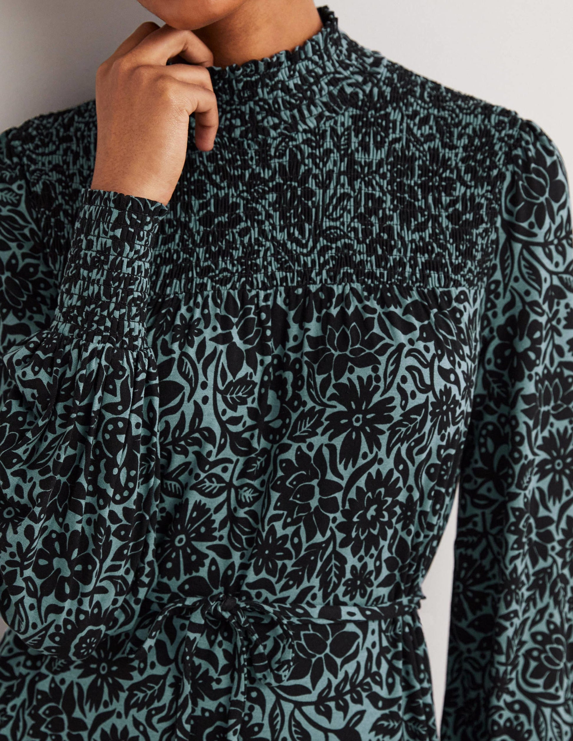 Jersey-Maxikleid mit hohem Kragen-Mittelblau, Blättriges Blumenmuster-2