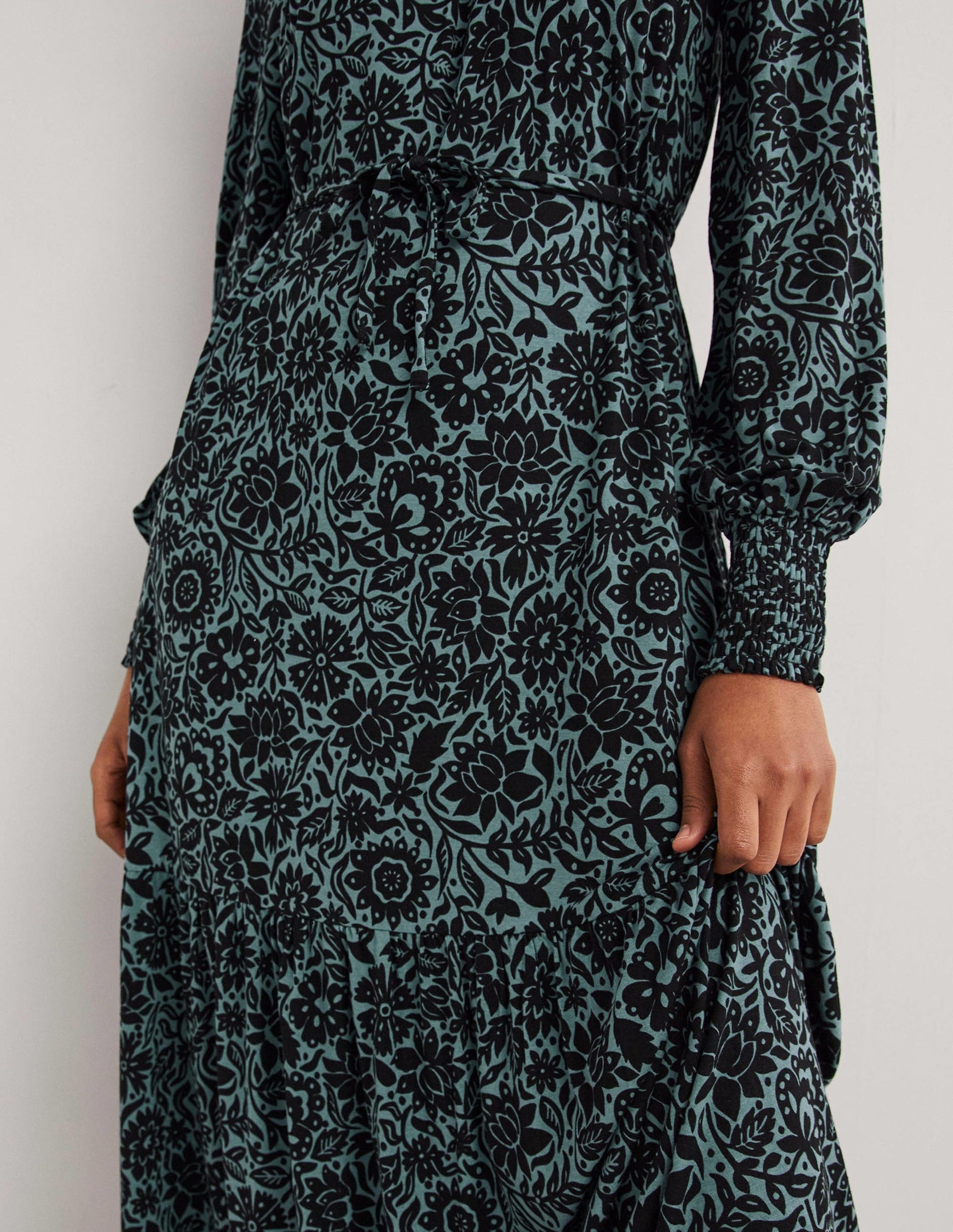 Jersey-Maxikleid mit hohem Kragen-Mittelblau, Blättriges Blumenmuster-4