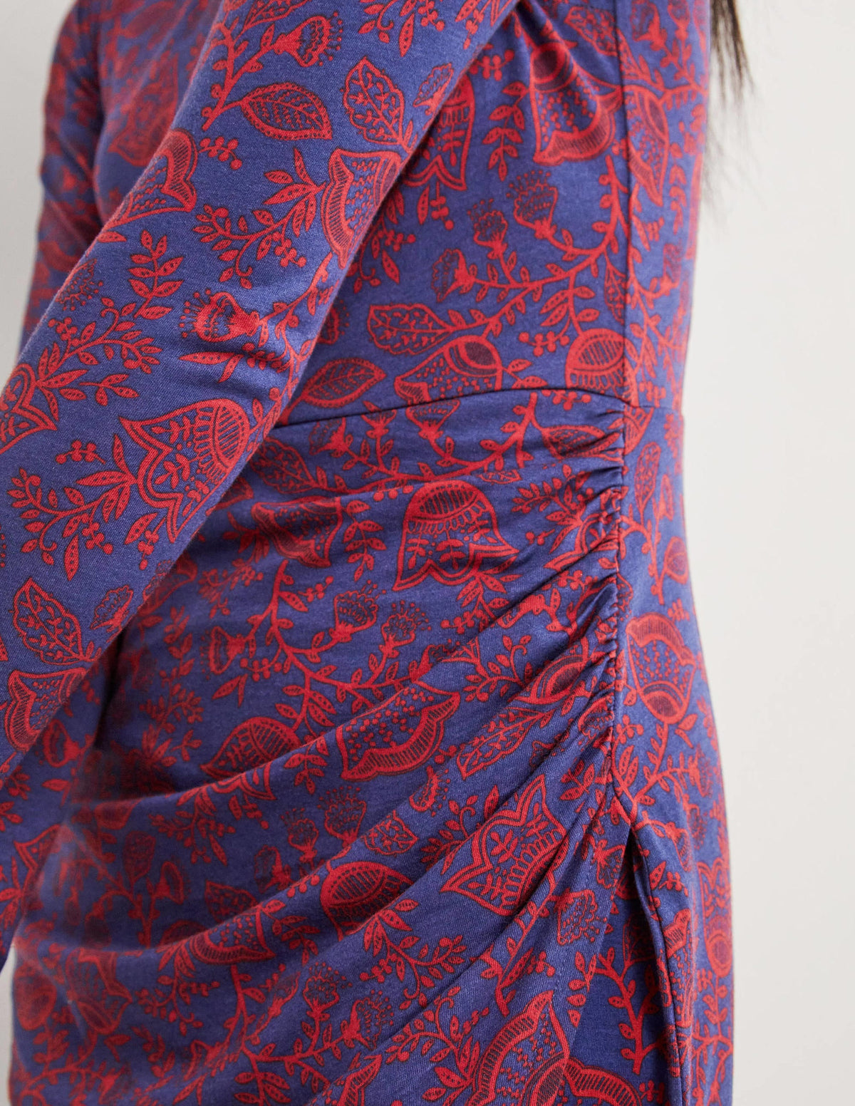 Gerafftes Midikleid aus Jersey-Marineblau, Tulpenranken-2