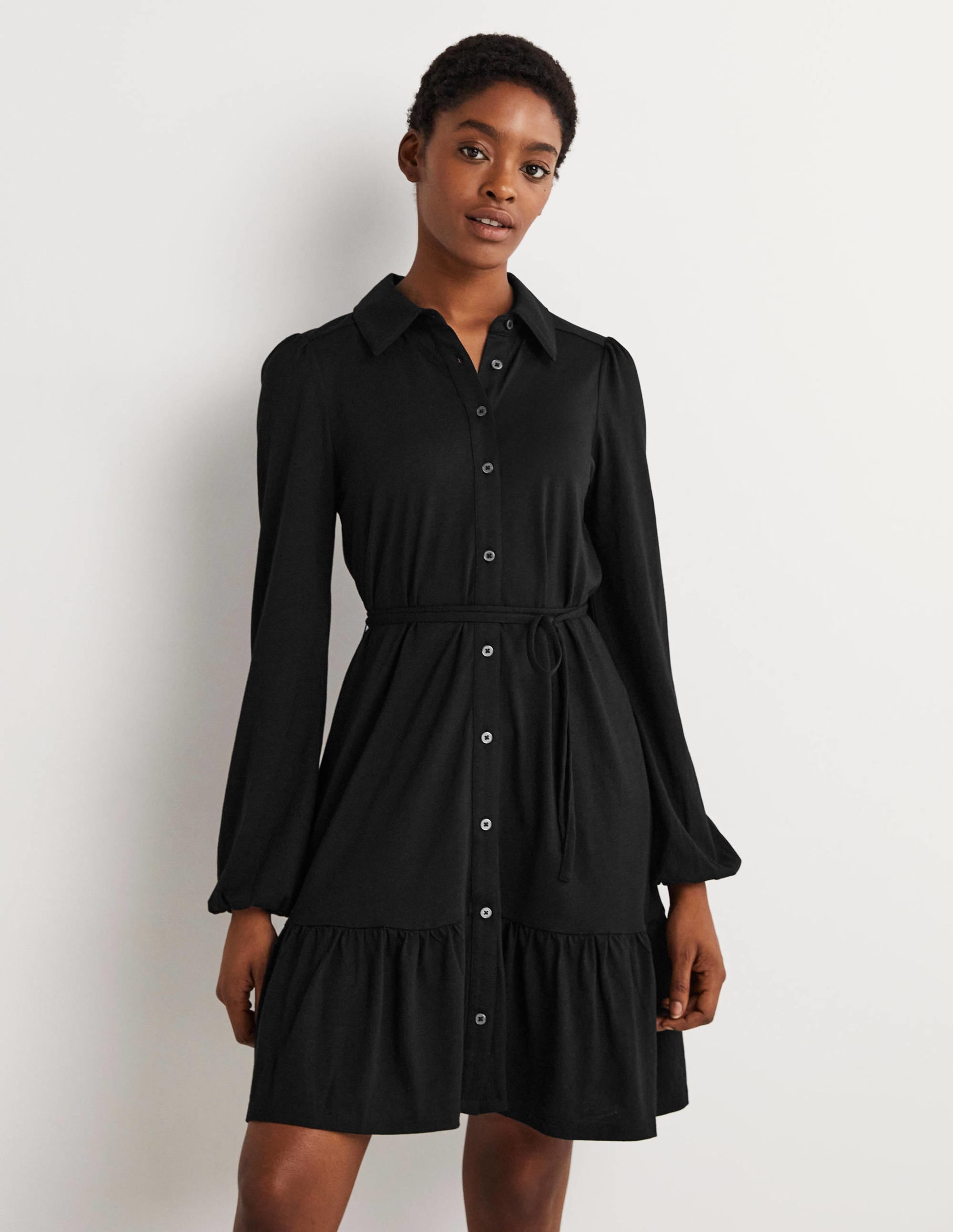 Lockeres Mini-Hemdblusenkleid mit Stufen-Schwarz - Image 1