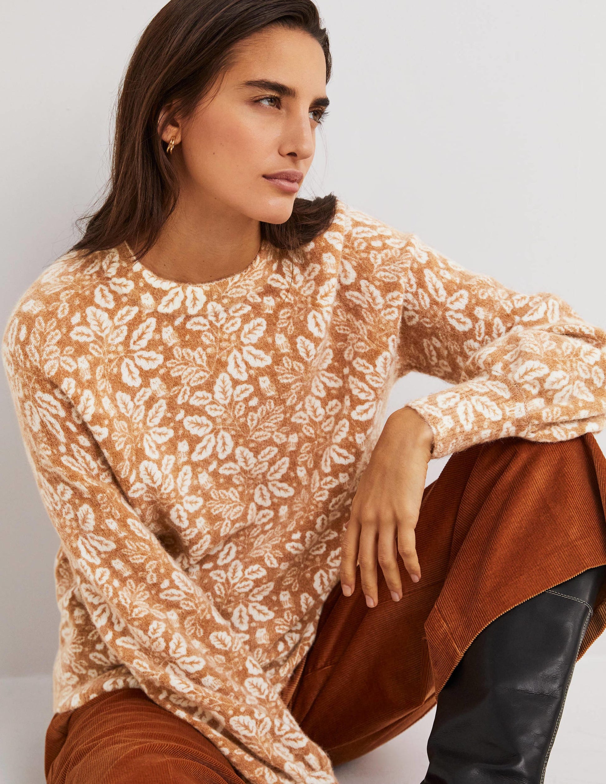 Pull duveteux à manches blousantes-Marron Assam, motif Acorn Leaf-1