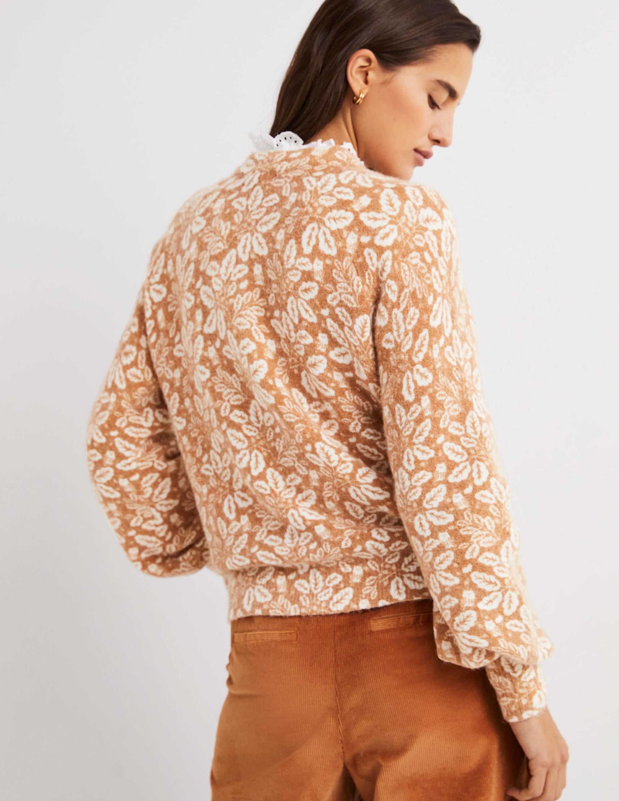 Pull duveteux à manches blousantes-Marron Assam, motif Acorn Leaf - Image 4