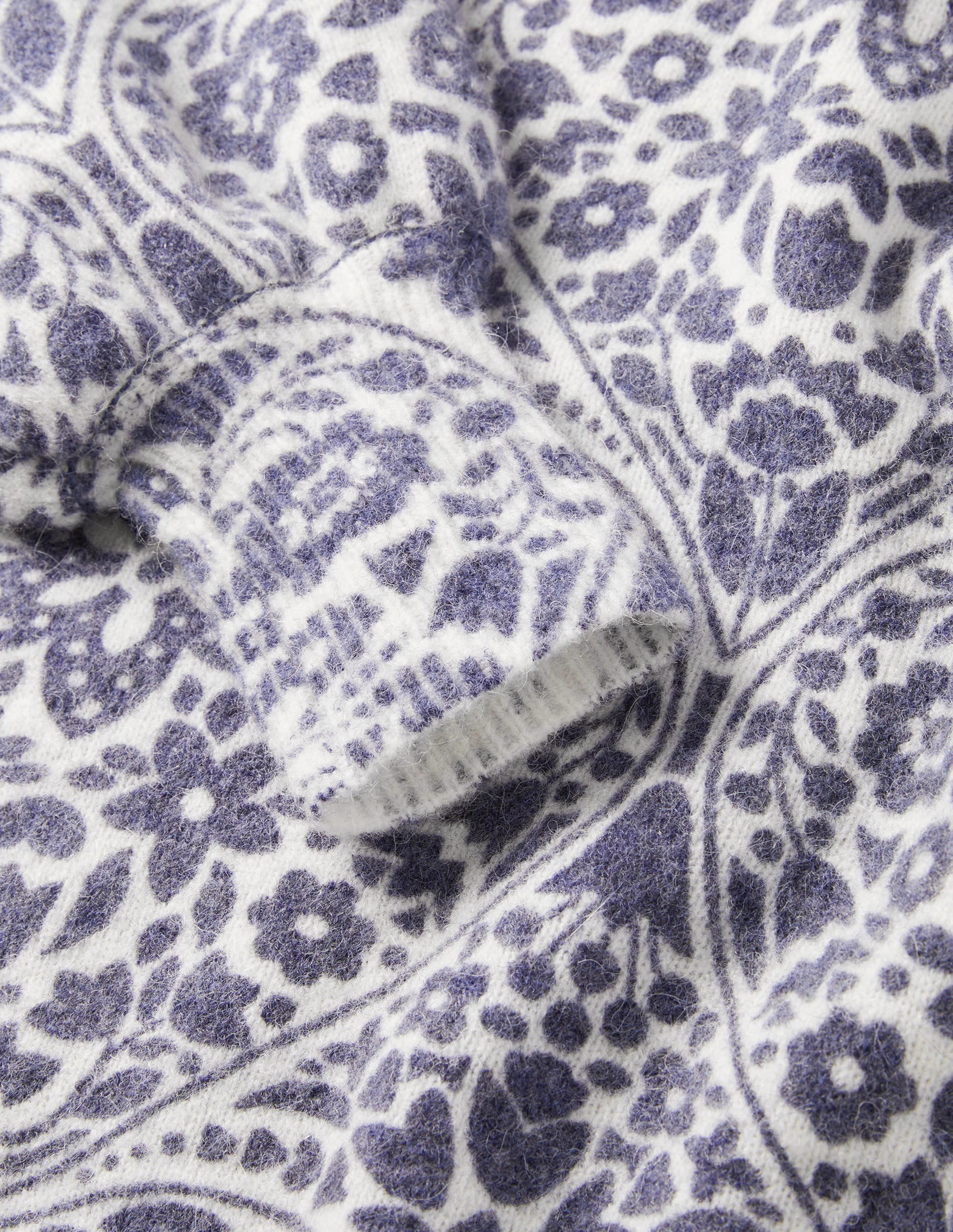 Pull duveteux à manches blousantes-Ivoire, motif Heart Bloom bleu marine - Image 6
