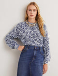 Pull duveteux à manches blousantes-Ivoire, motif Heart Bloom bleu marine