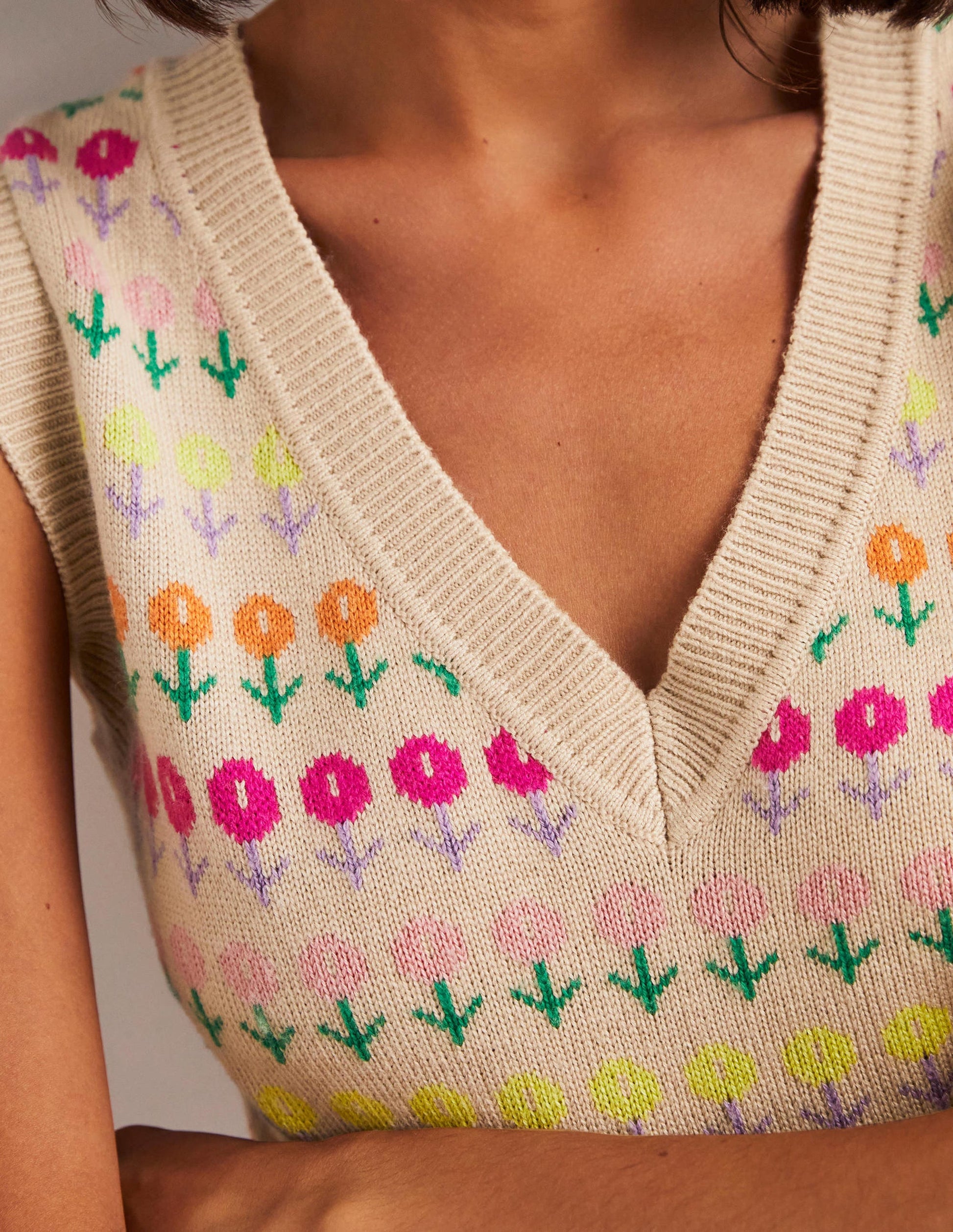 Strickpullunder mit V-Ausschnitt-Mausbraun Melange, Blumenmuster-2