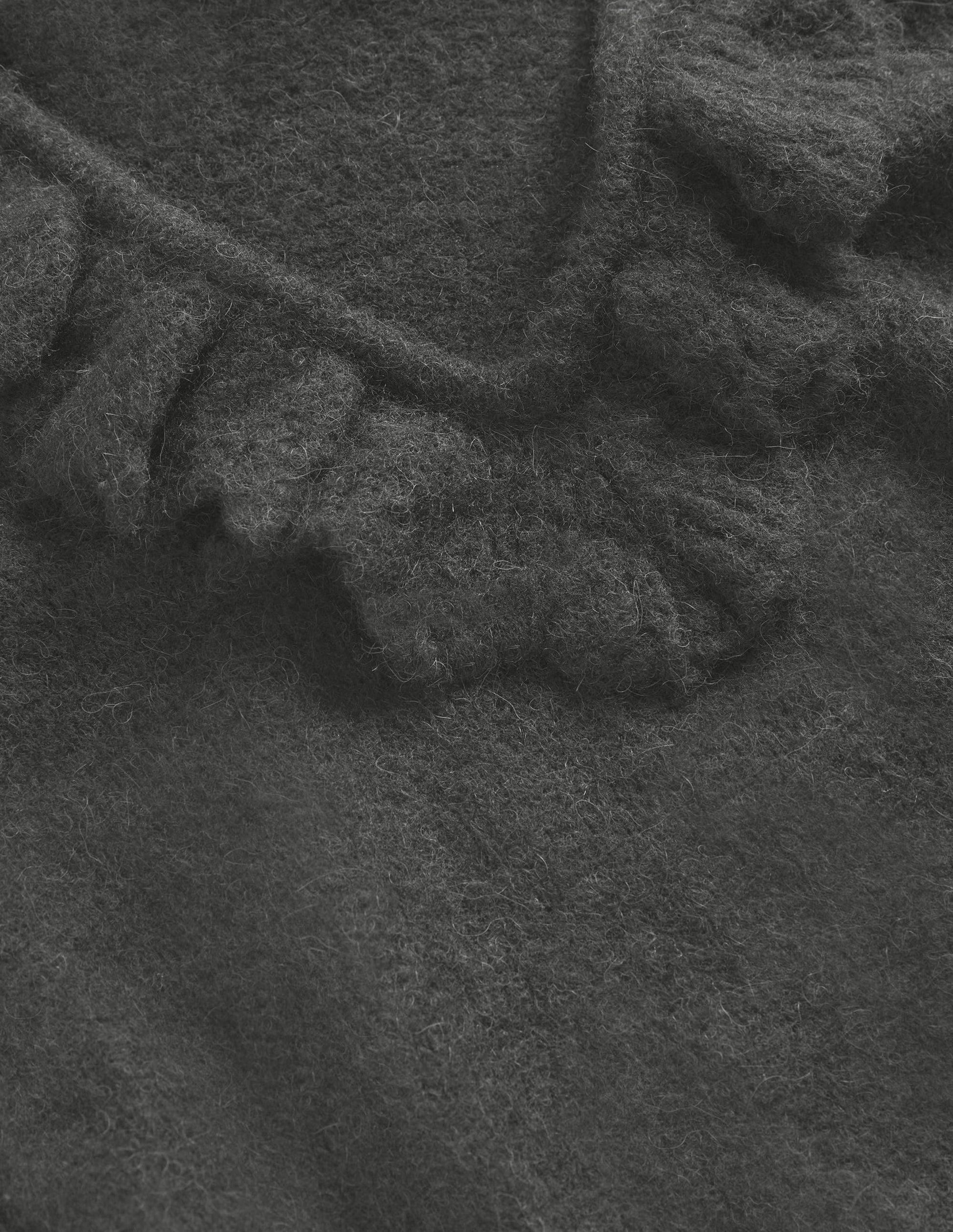 Flauschiger Pullover mit Rüschen-Schwarz-5