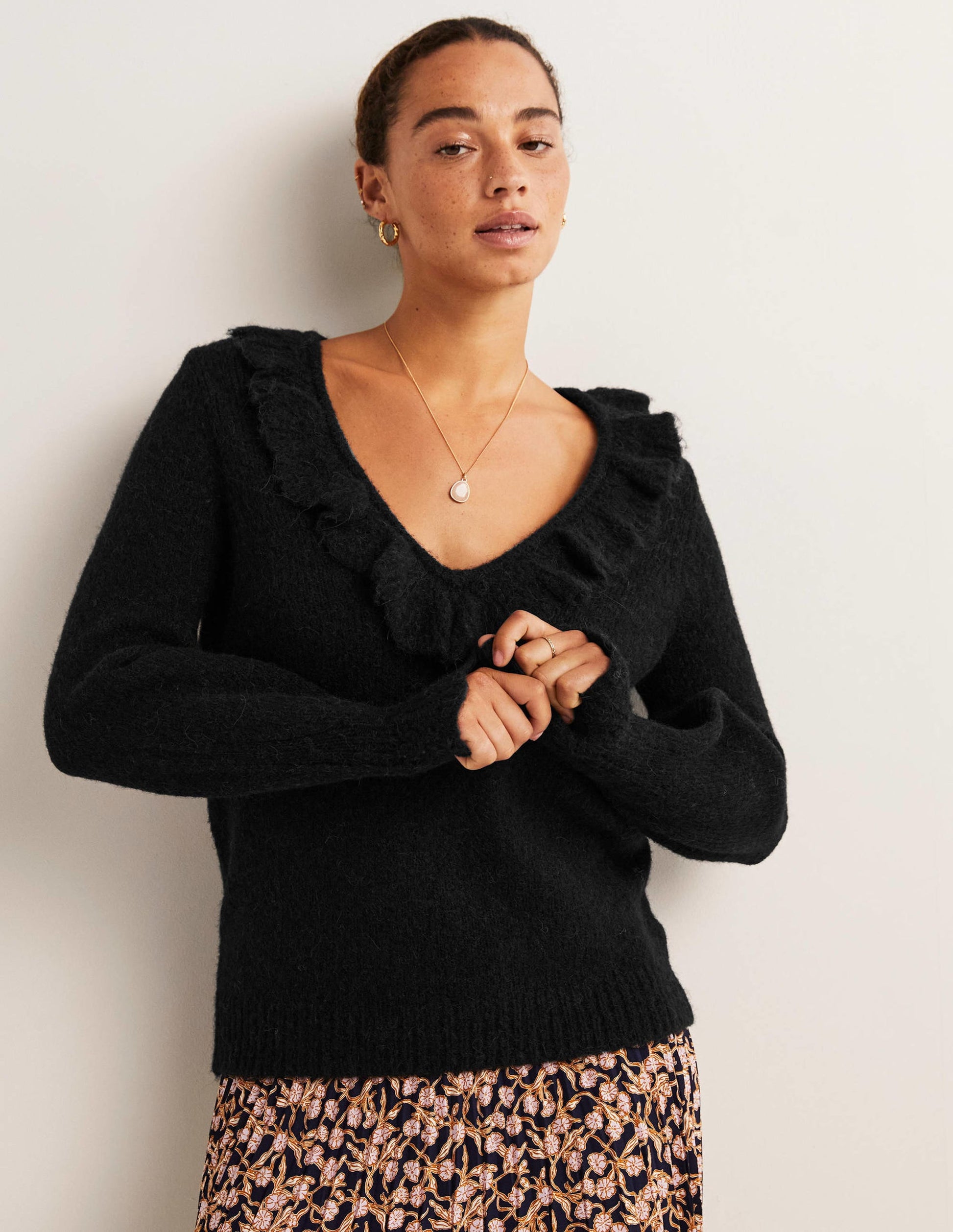 Flauschiger Pullover mit Rüschen-Schwarz-1