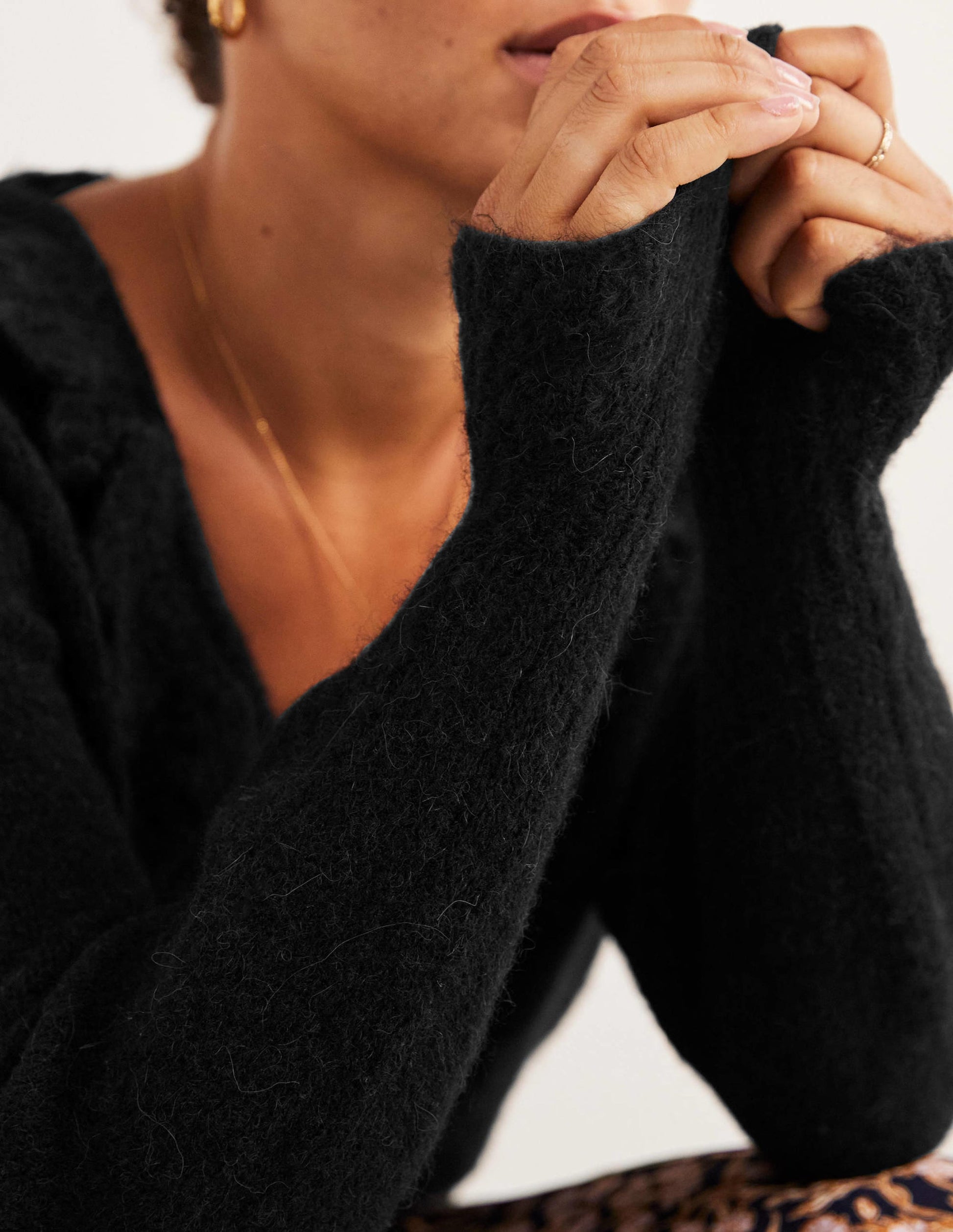 Flauschiger Pullover mit Rüschen-Schwarz-2