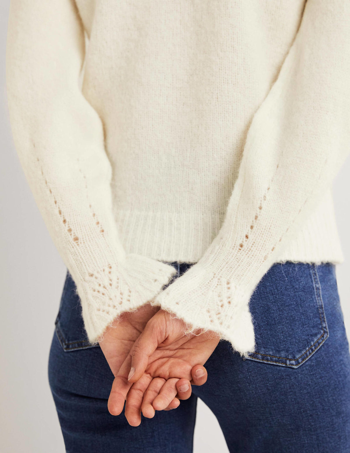 Flauschiger Pullover mit Rüschen-Naturweiß - Image 3