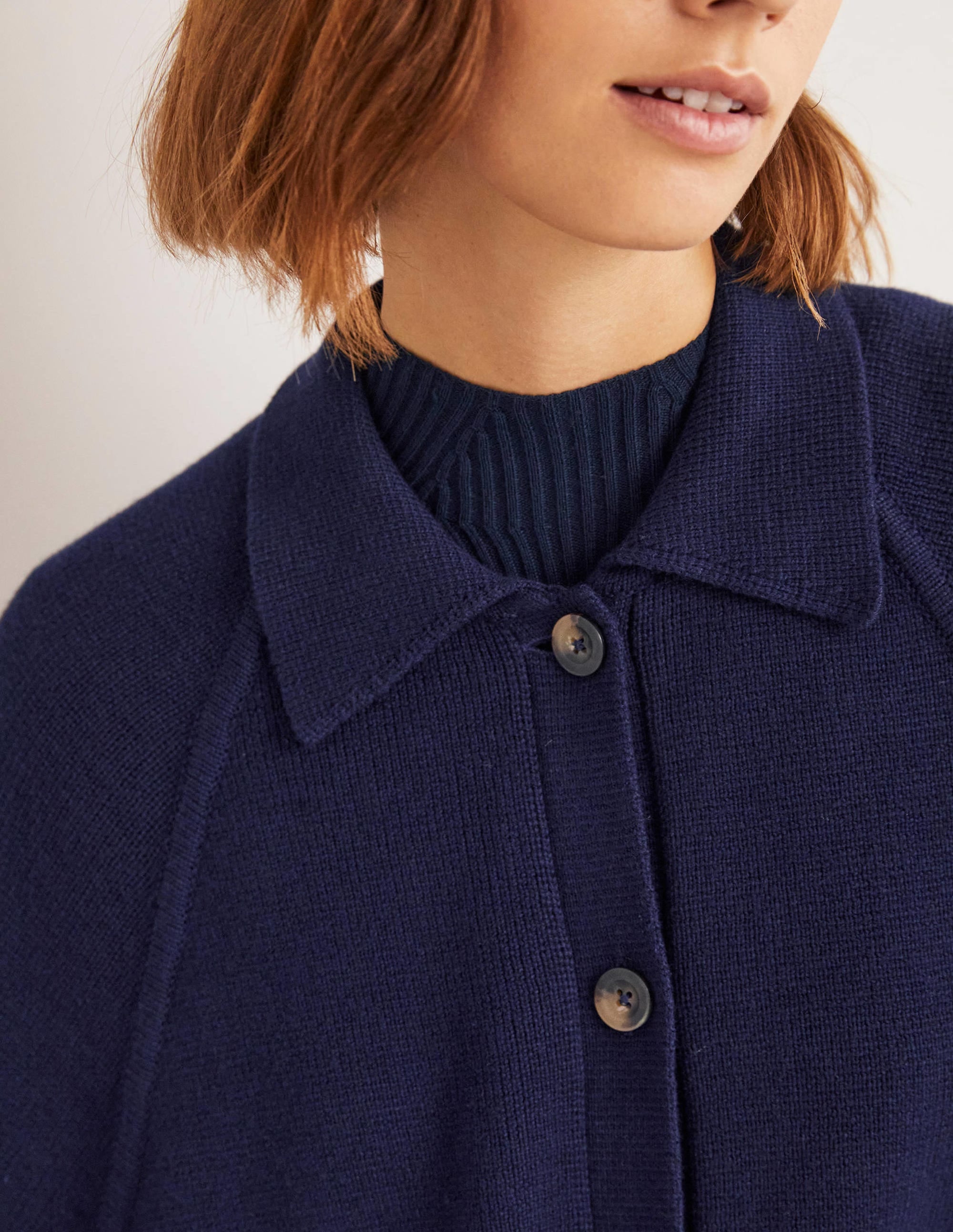 Langer Cardigan im Cape-Stil-Marineblau - Image 2