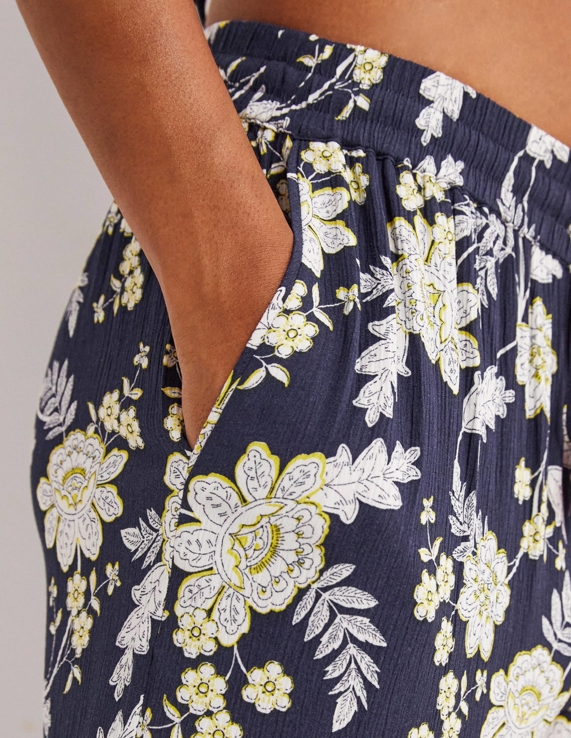 Schmal zulaufende Crinkle-Hose-Französisches Navy, Chintz-Blumen - Image 2