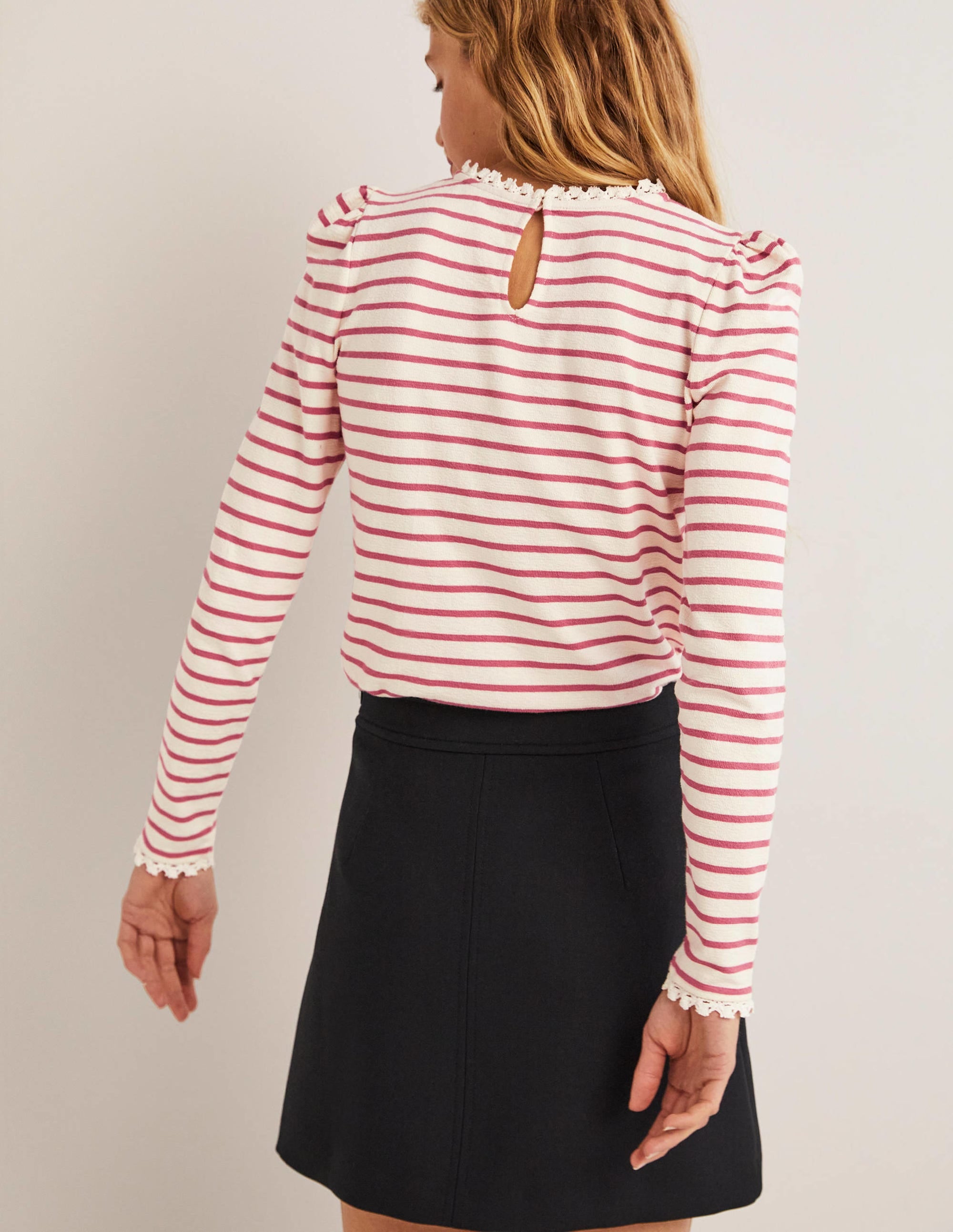 Oberteil mit Rundhalsausschnitt und Häkelbesatz-Ivory, Dusty Red Stripe - Image 3