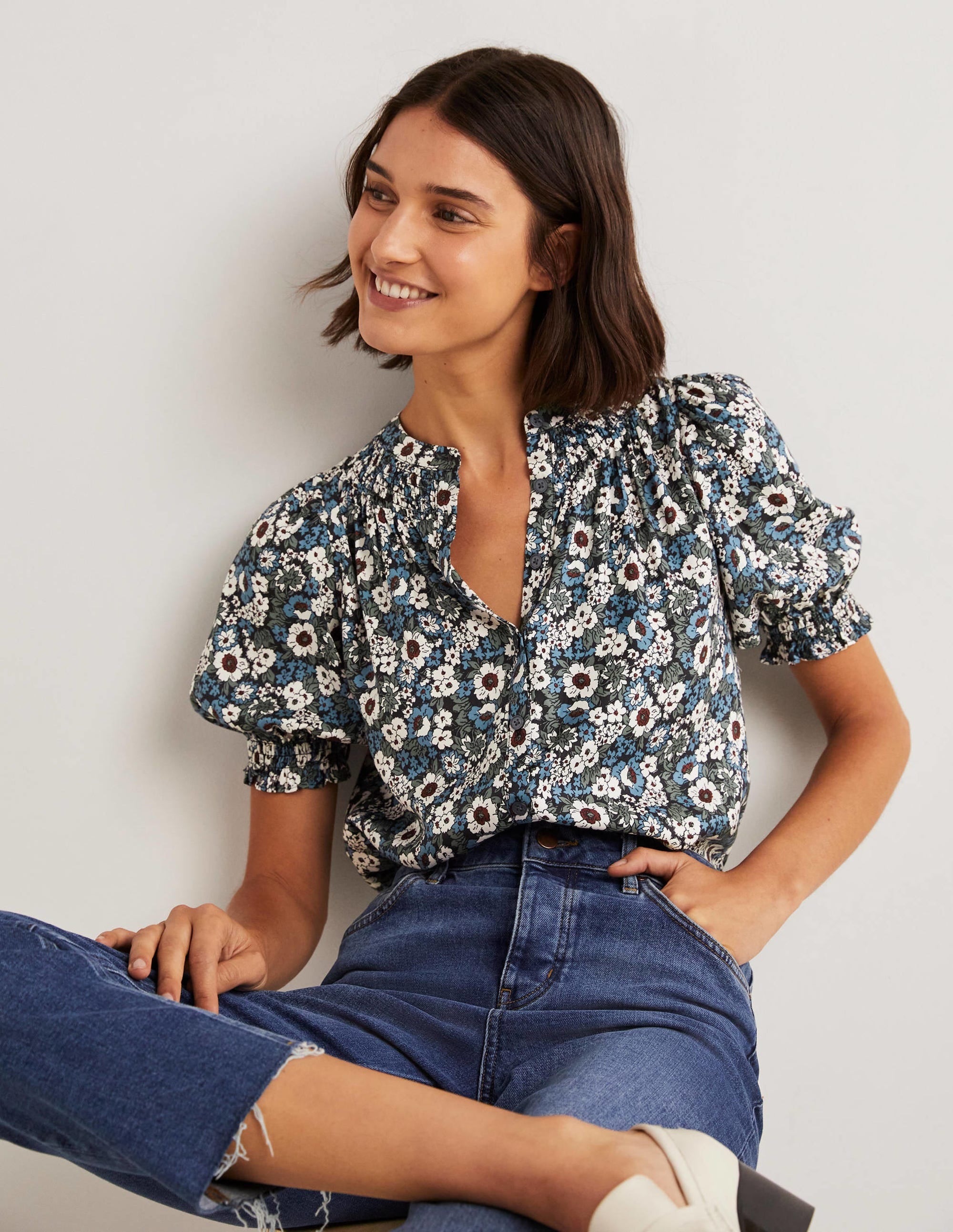 Seidenbluse mit Smokdetails-Schwarz, Blumenwiese - Image 1