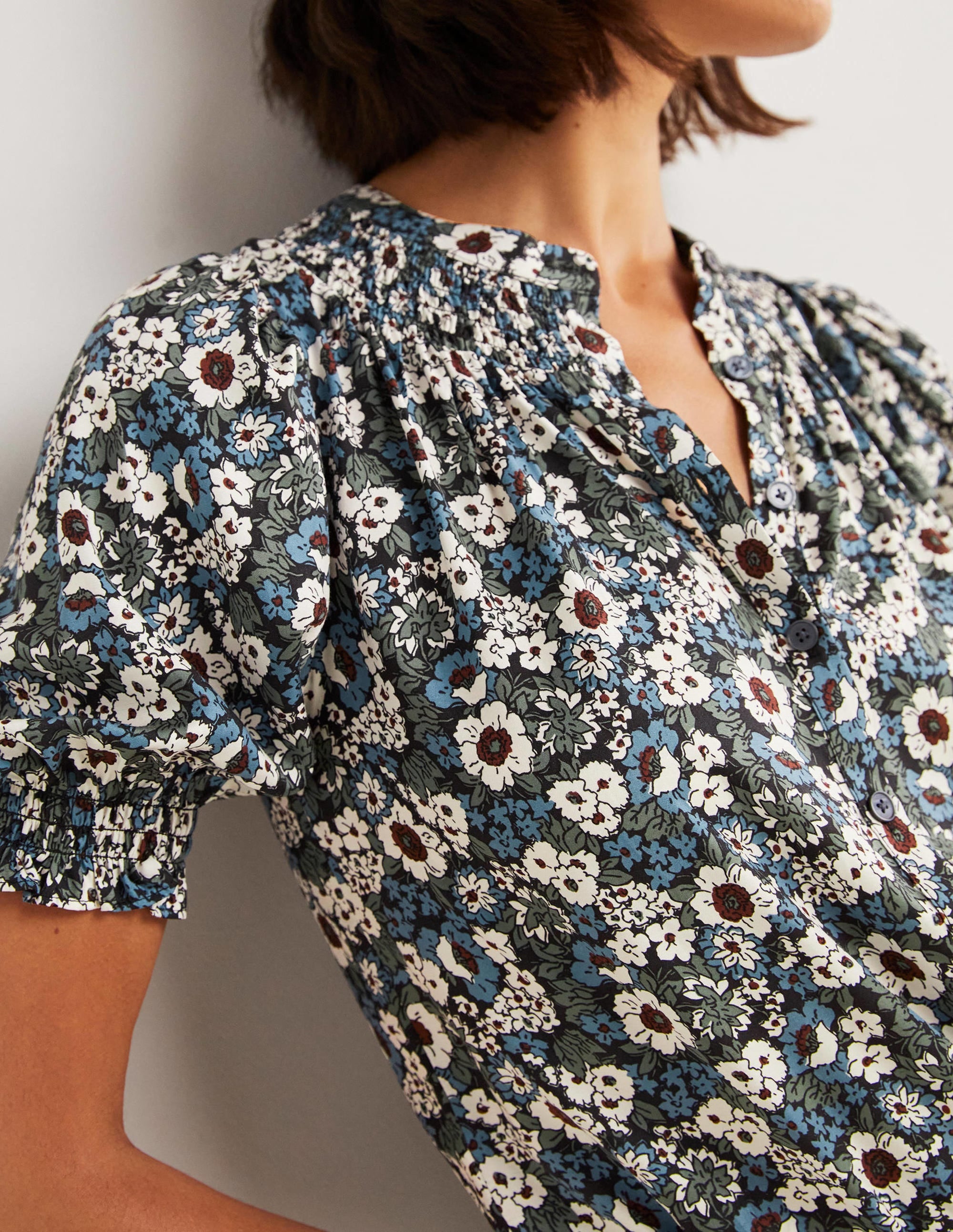 Seidenbluse mit Smokdetails-Schwarz, Blumenwiese - Image 2