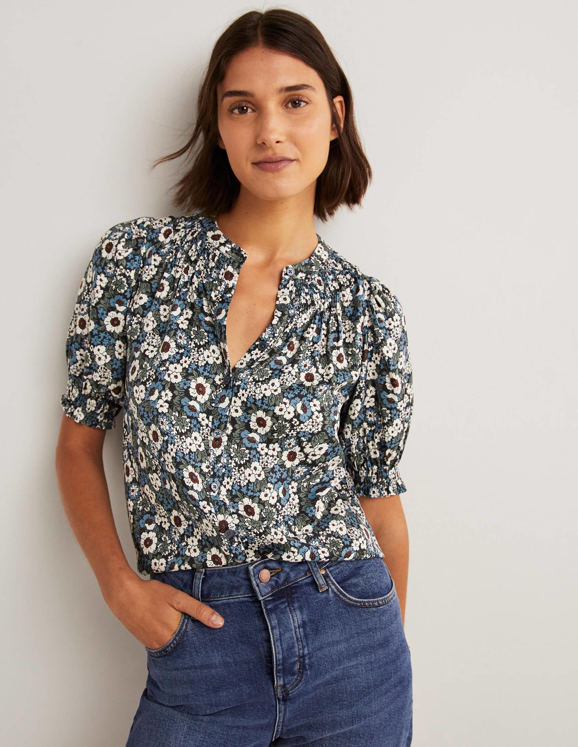 Seidenbluse mit Smokdetails-Schwarz, Blumenwiese - Image 4
