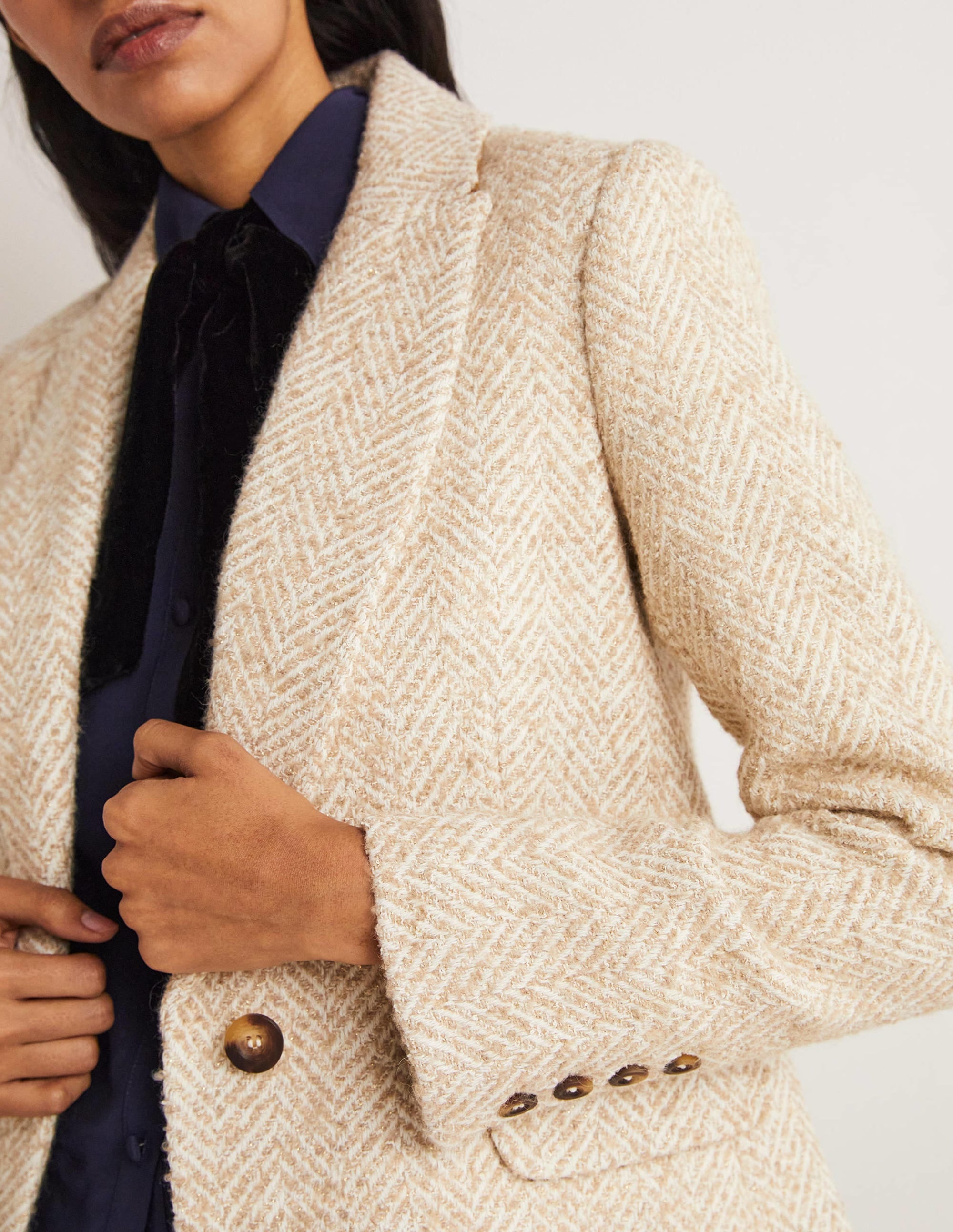 Taillierter Blazer mit Fischgrätmuster-Ecru/Gold, Fischgrätmuster - Image 2