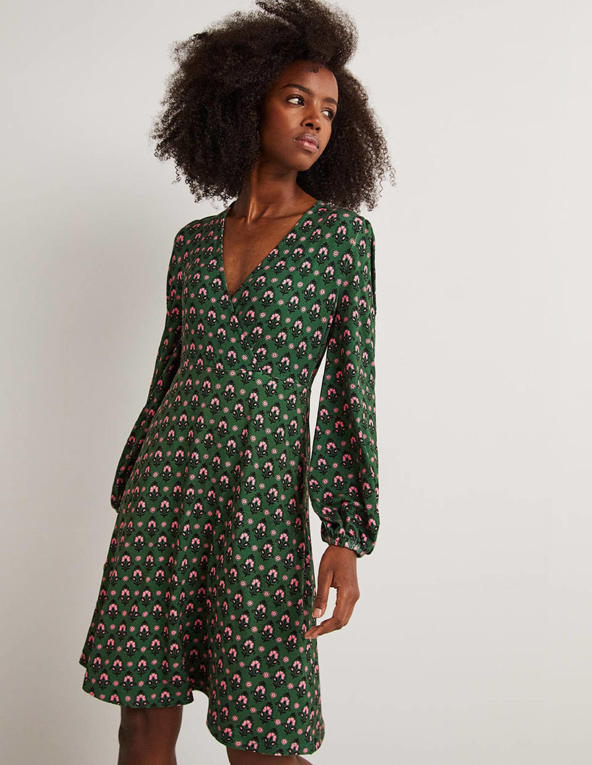 Unkompliziertes Jerseykleid mit fixierter Wickeloptik-Jägergrün, Gobelin-Knospen - Image 4