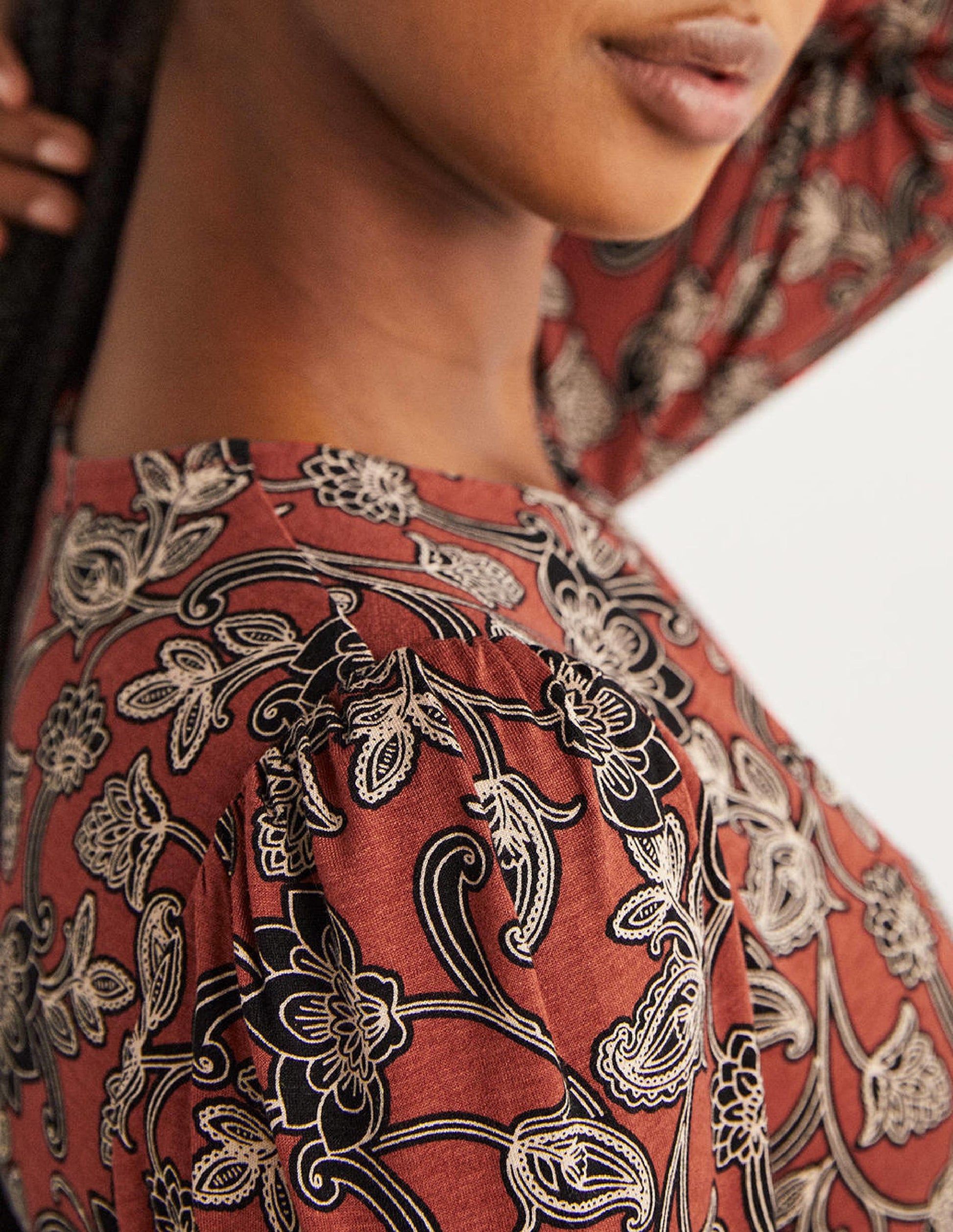 Jersey-Midikleid mit Rundhalsausschnitt-Chiliölrot, Geschwungenes Paisleymuster-2