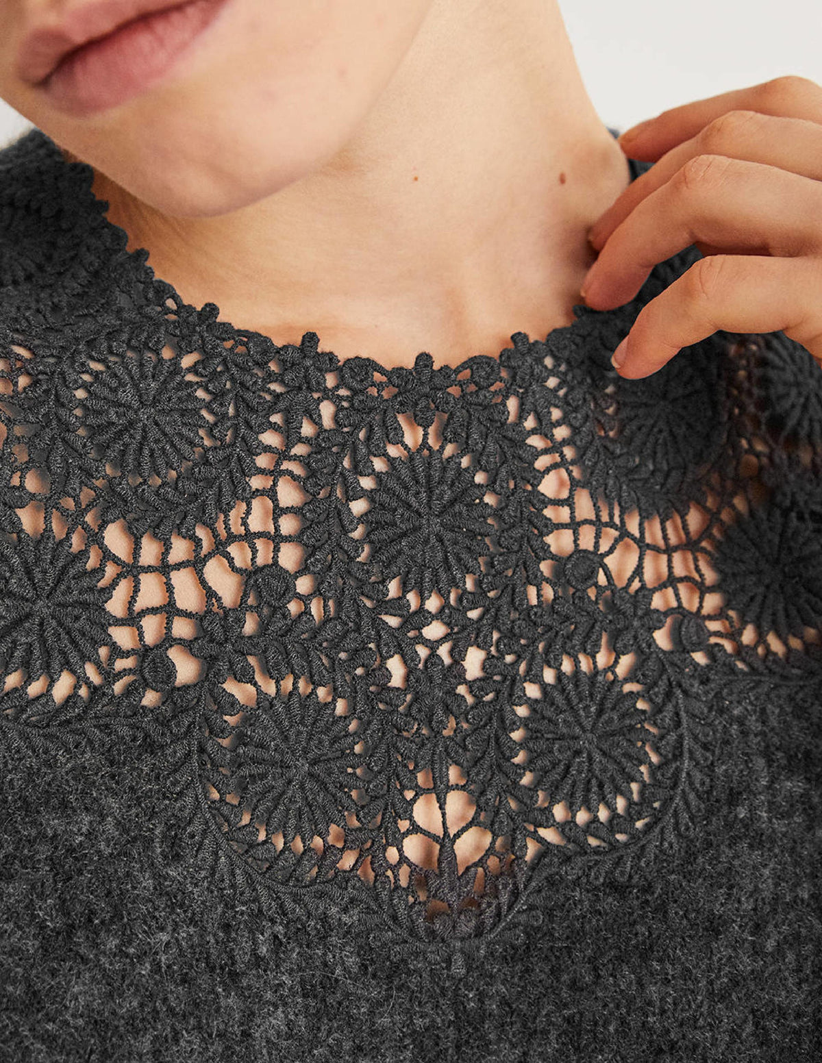 Flauschiger Pullover mit Stickerei-Anthrazit Melange, Stickerei-2