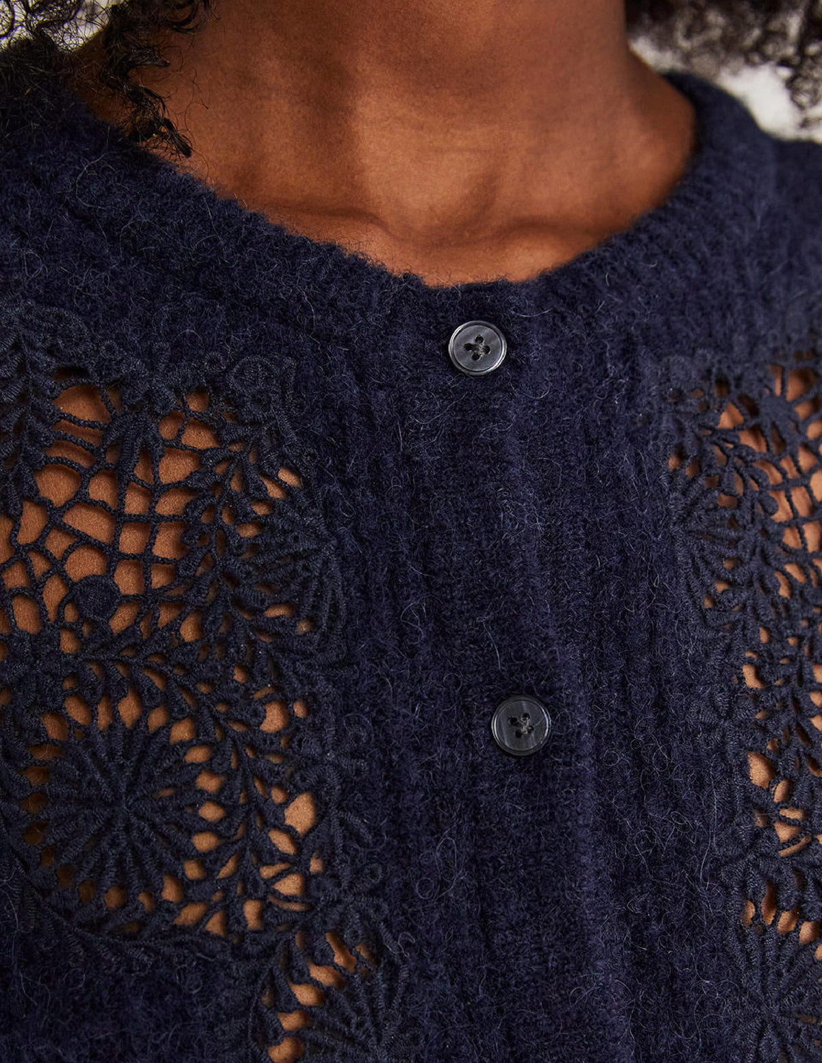 Flauschiger Cardigan mit Stickerei-Navy, Stickerei-2