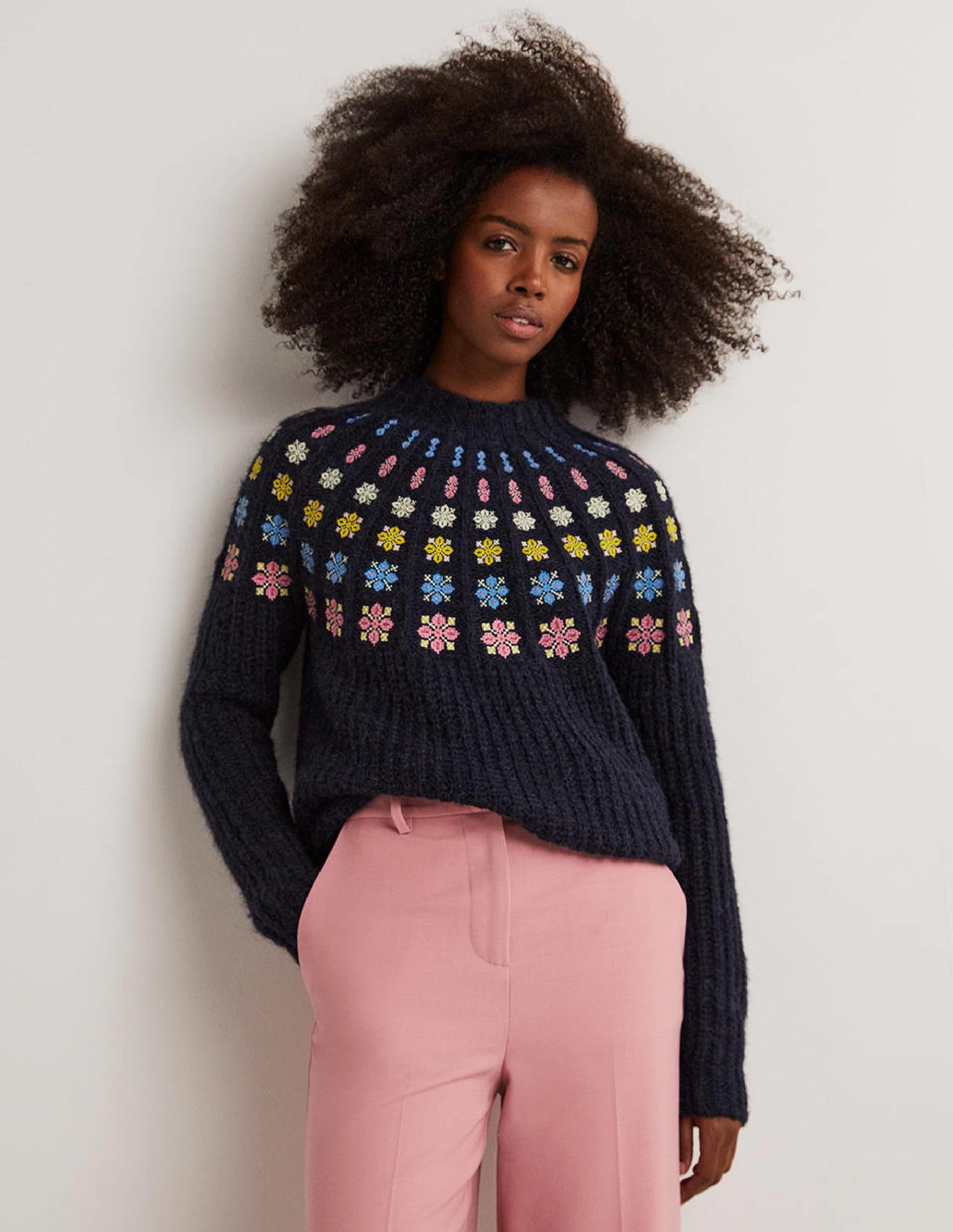 Flauschiger Pullover mit Stickerei-Navy/Bunt, Stickerei - Image 1