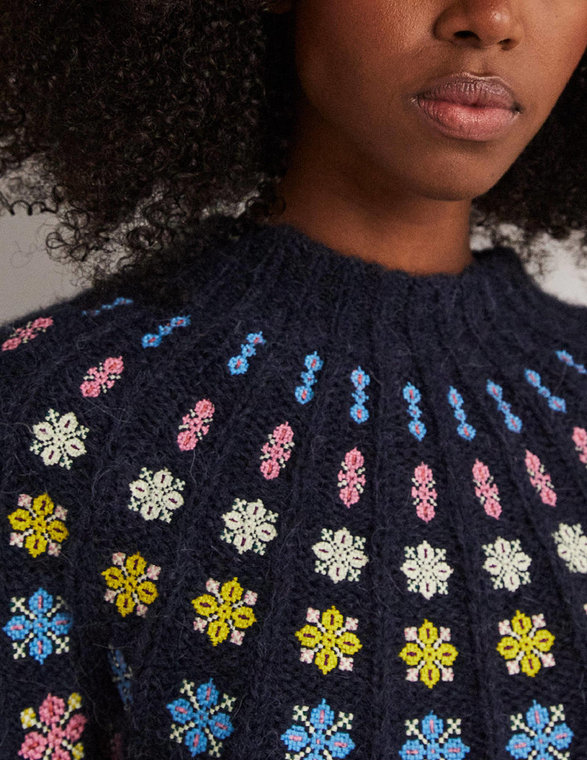 Flauschiger Pullover mit Stickerei-Navy/Bunt, Stickerei-2