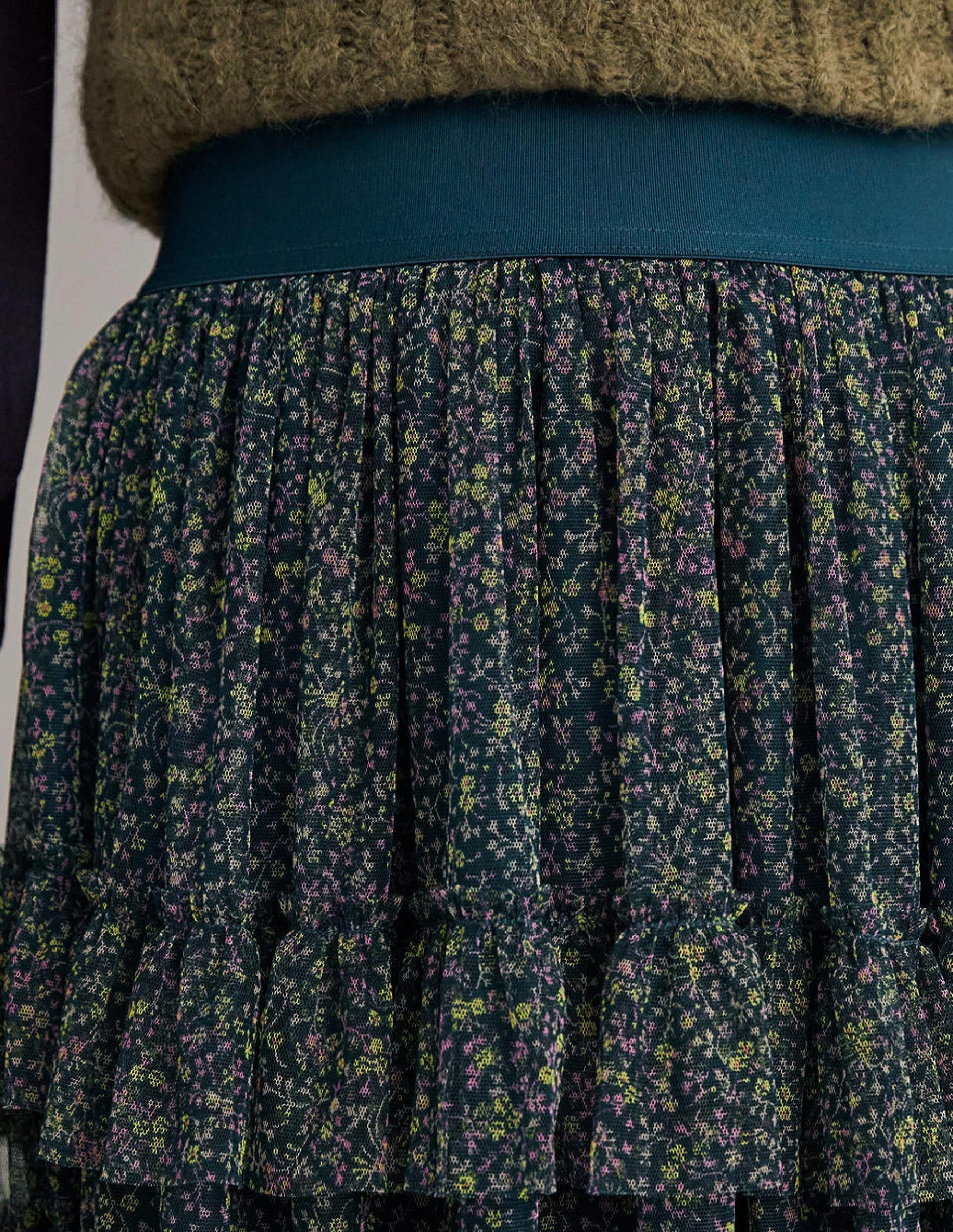 Green Ditsy Floral Tulle Midi Skirt-Algue, motif Wild Vine-2
