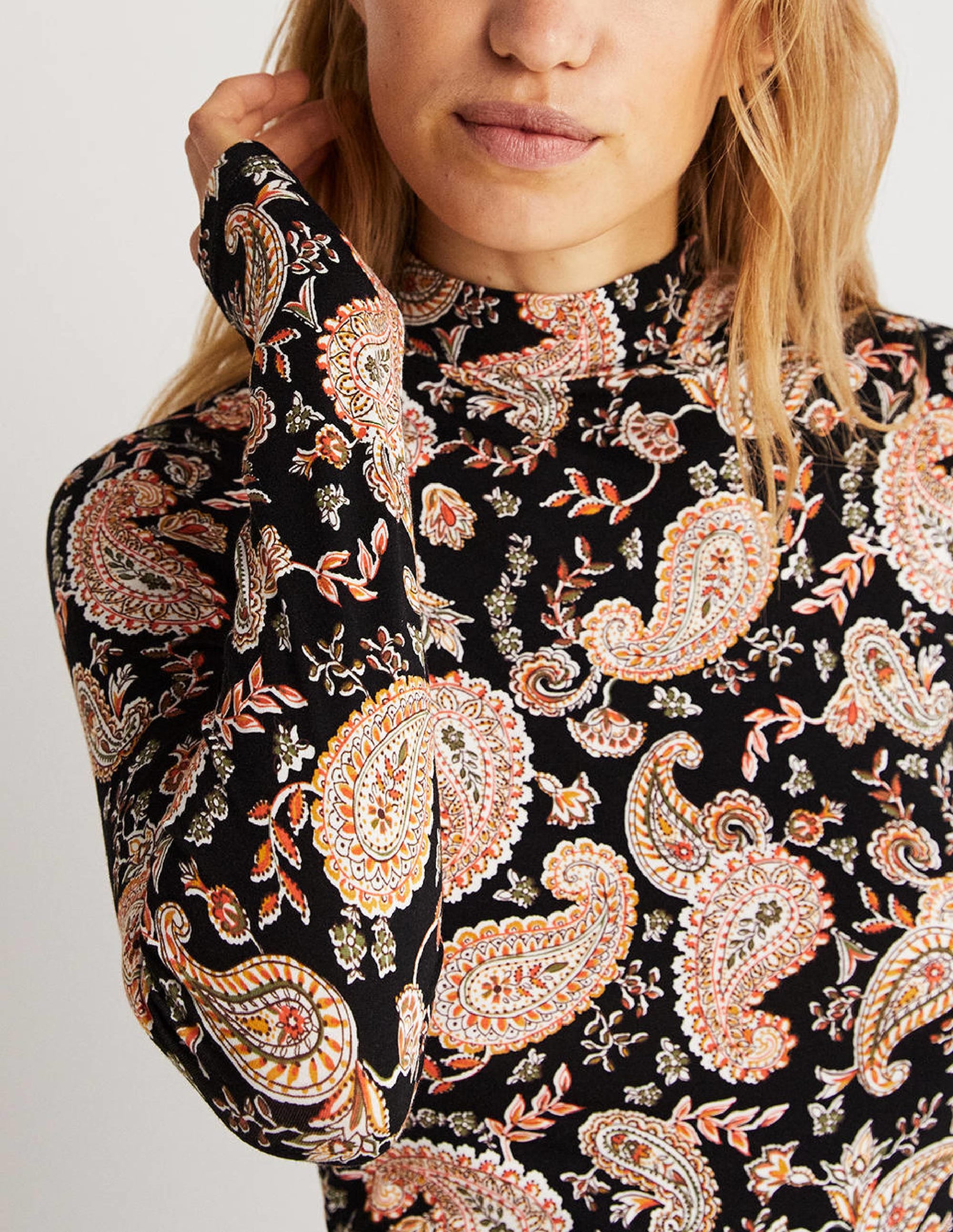Jerseyoberteil mit hohem Kragen-Schwarz, Paisleymuster - Image 2