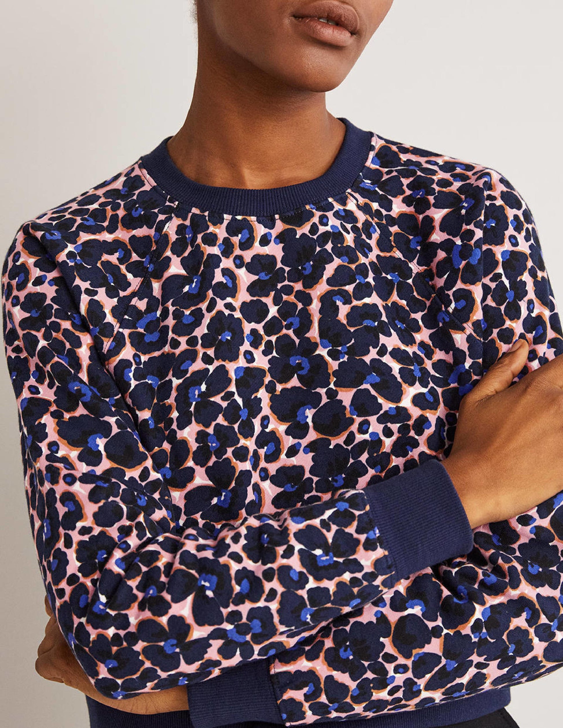 Kurz geschnittenes Raglan-Sweatshirt-Französisches Navy, Abstrakte Knospen-2
