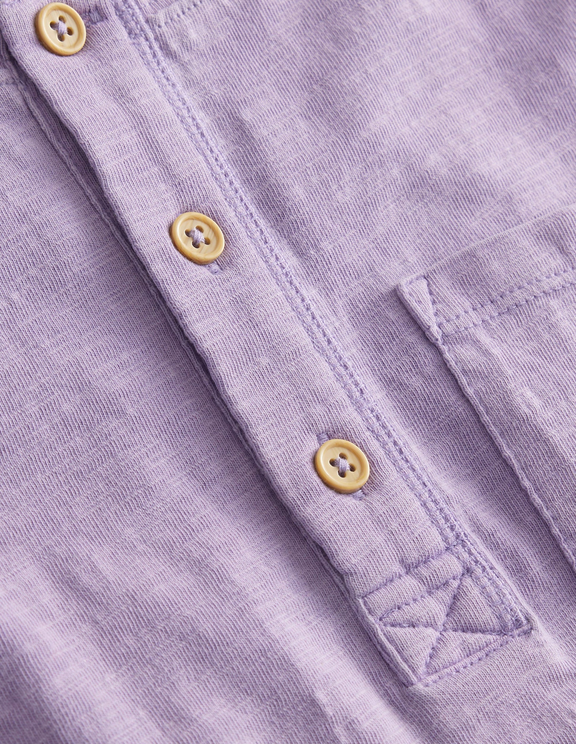 Henley T-Shirt aus gewaschener Baumwolle-Rittersporn „Misty Lavender“-3