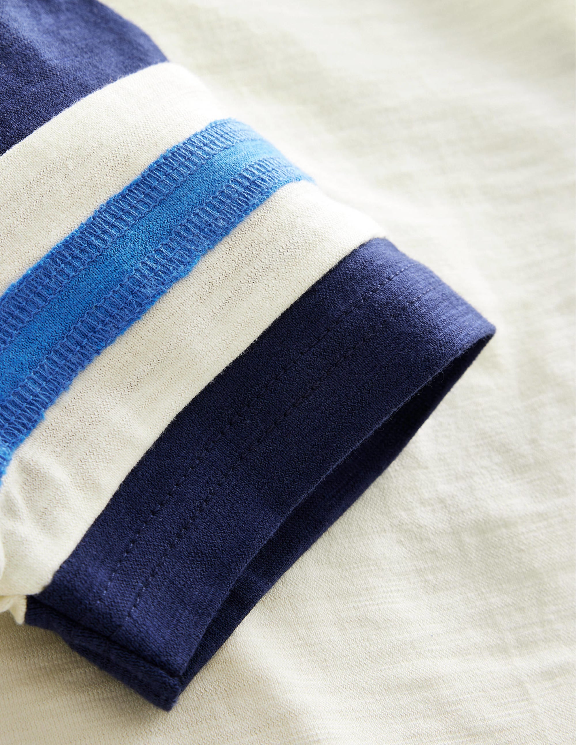 Sportliches Kurzarm-T-Shirt-Naturwei/ Schuluniform-Navy - Image 3