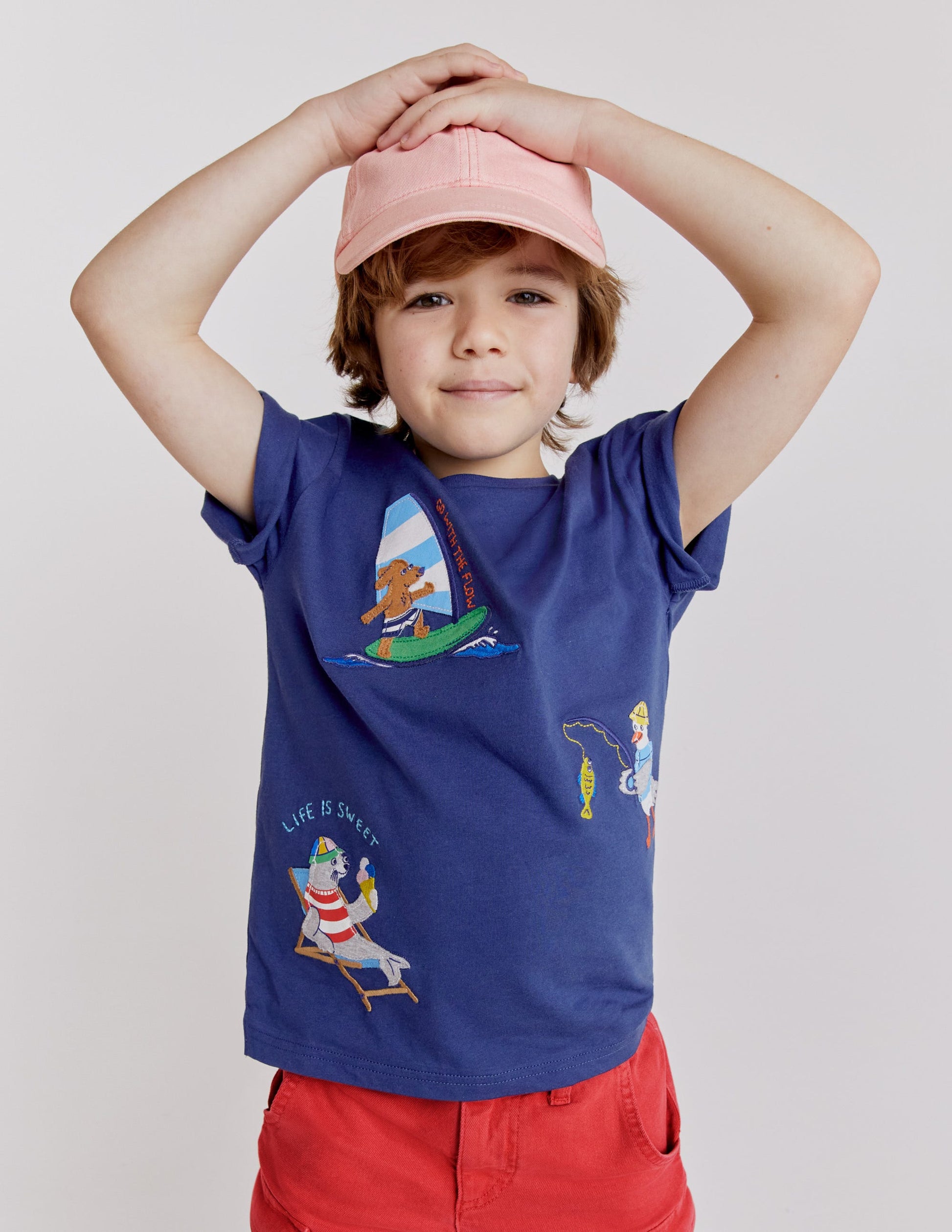 T-Shirt mit fröhlicher Applikation-Sanftes Segelblau-4