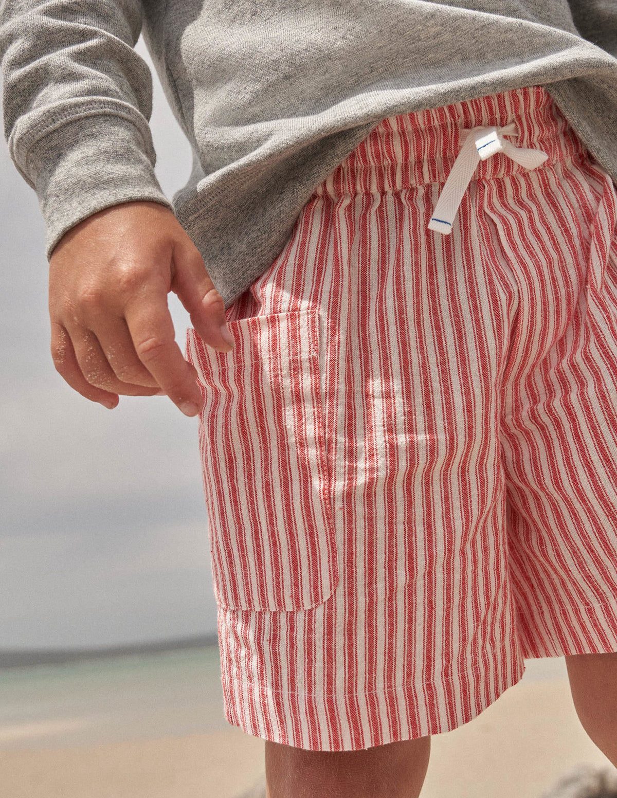 Shorts mit Taschen-Erdbeerkuchenrot, Feine Streifen - Image 5