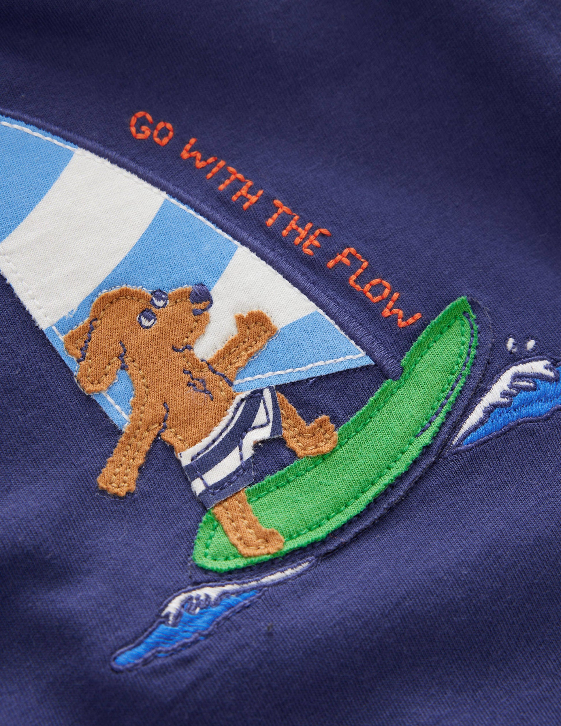 T-Shirt mit fröhlicher Applikation-Sanftes Segelblau-3