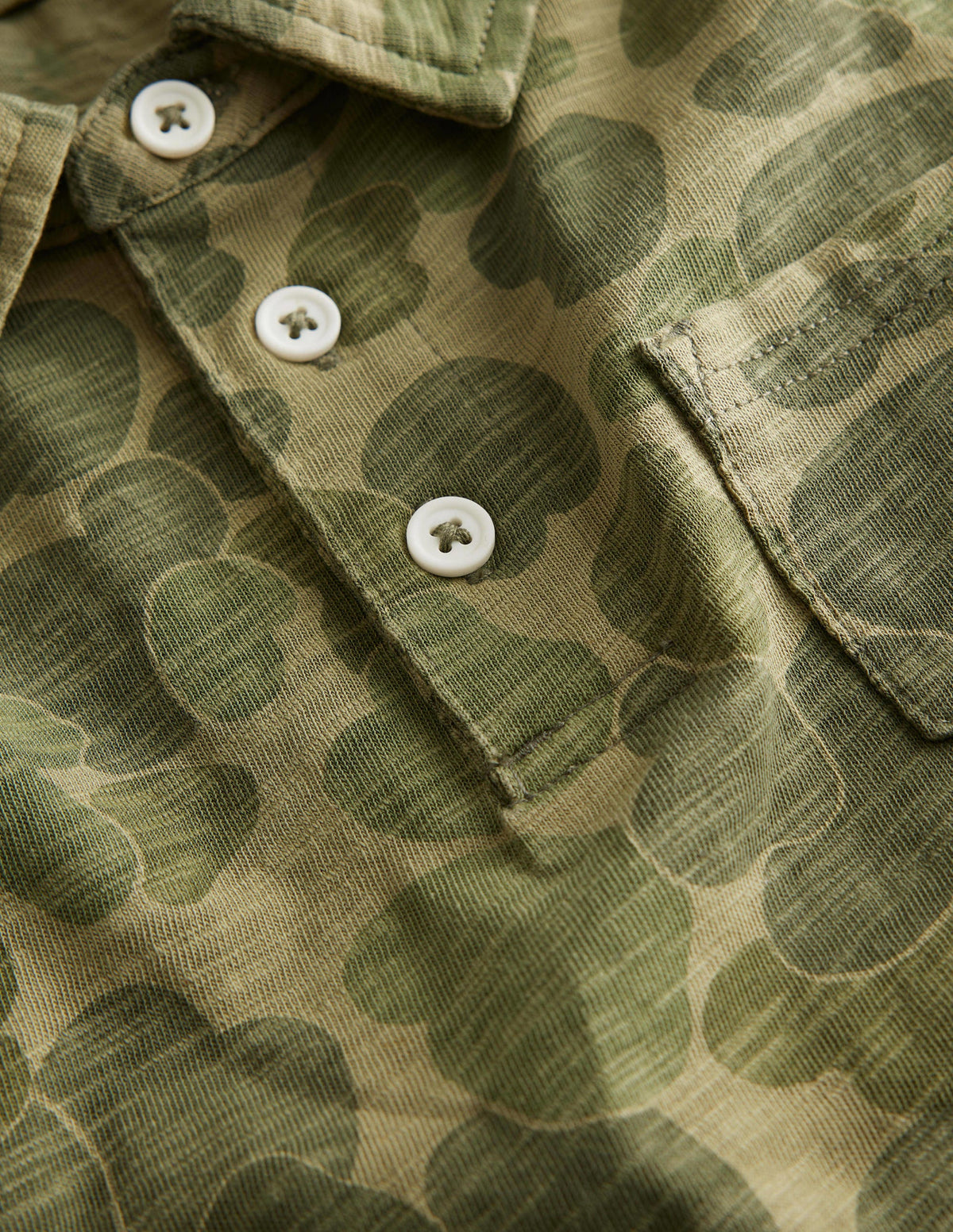 Gemustertes Poloshirt aus Flammgarn-Jersey-Grün, Camouflage - Image 3