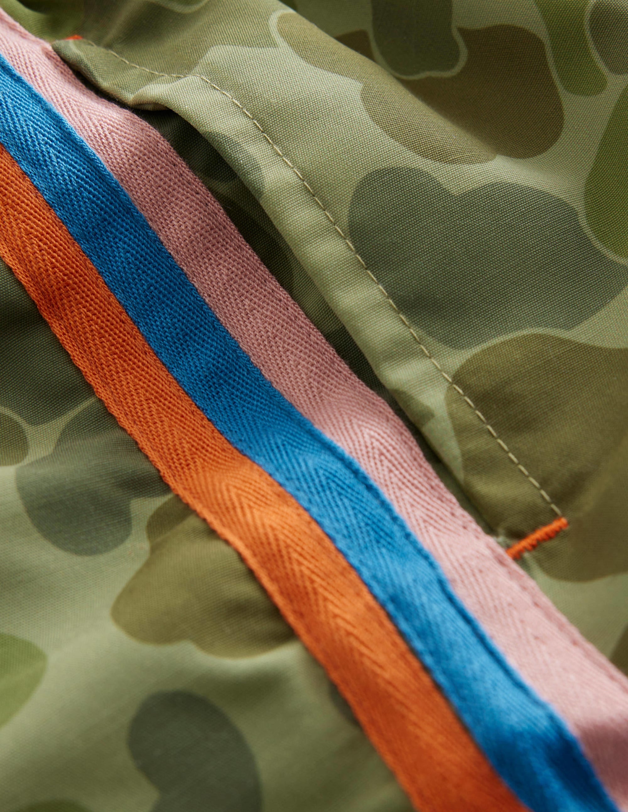 Sportliche Shorts mit Streifen-Grün, Blasen-Camouflagemuster - Image 3