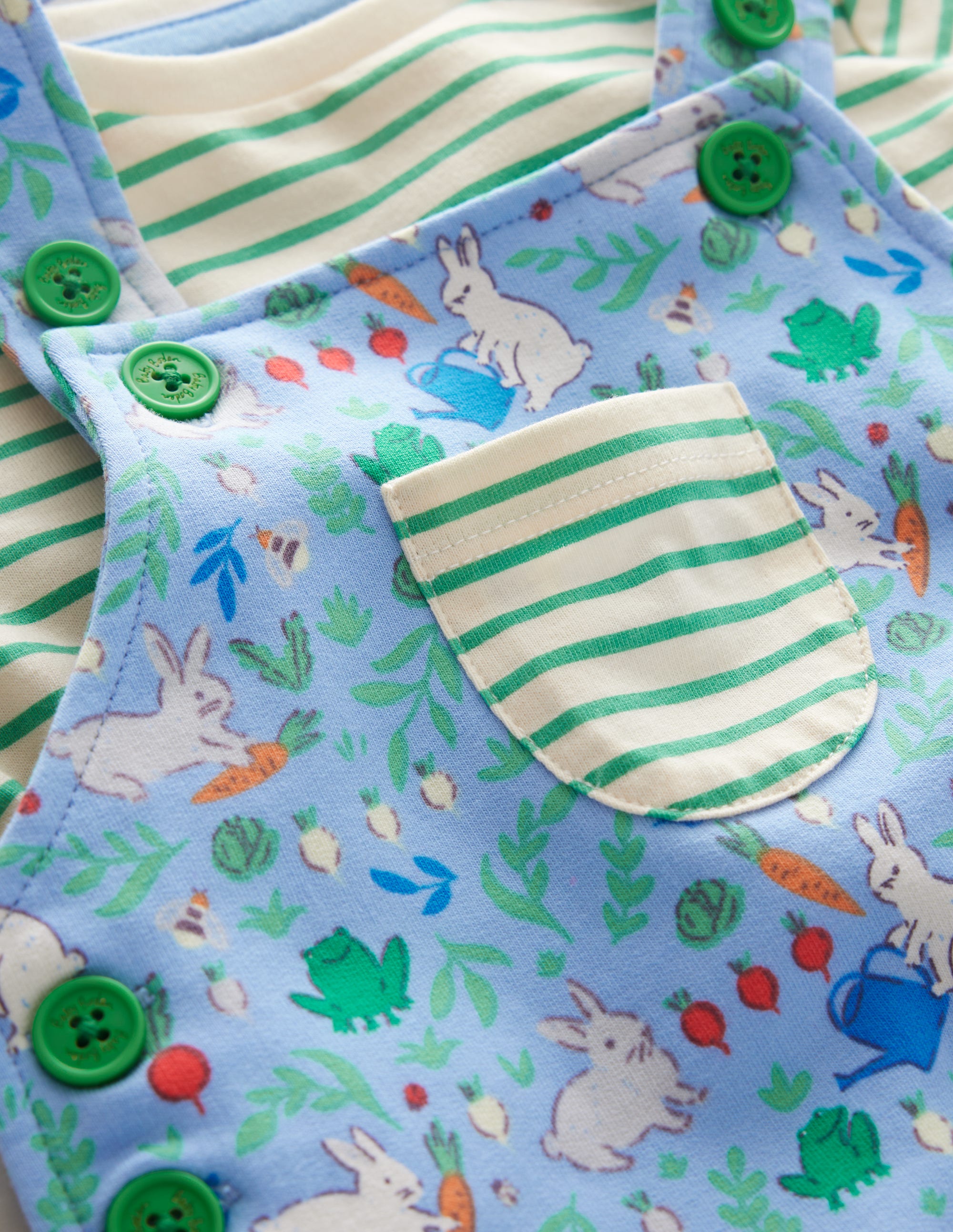 Ensemble avec salopette en jersey-Motif Bunny Patch bleu panorama - Image 3