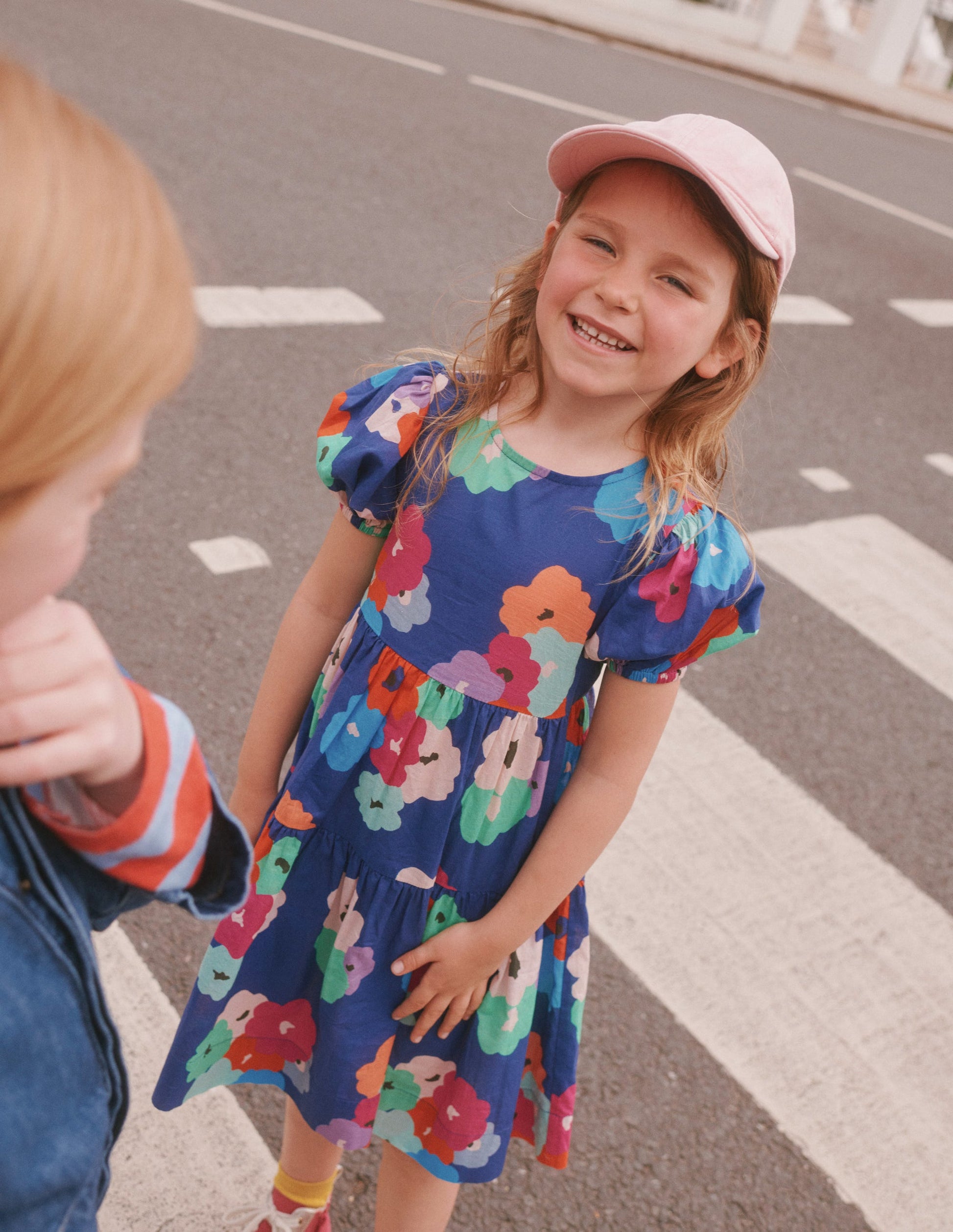 Voluminöses Webkleid-Marineblau Gemalte Blumen-4