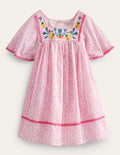 Luftiges Kleid mit Stickerei-Festivalrosa Sommer Weinrebe