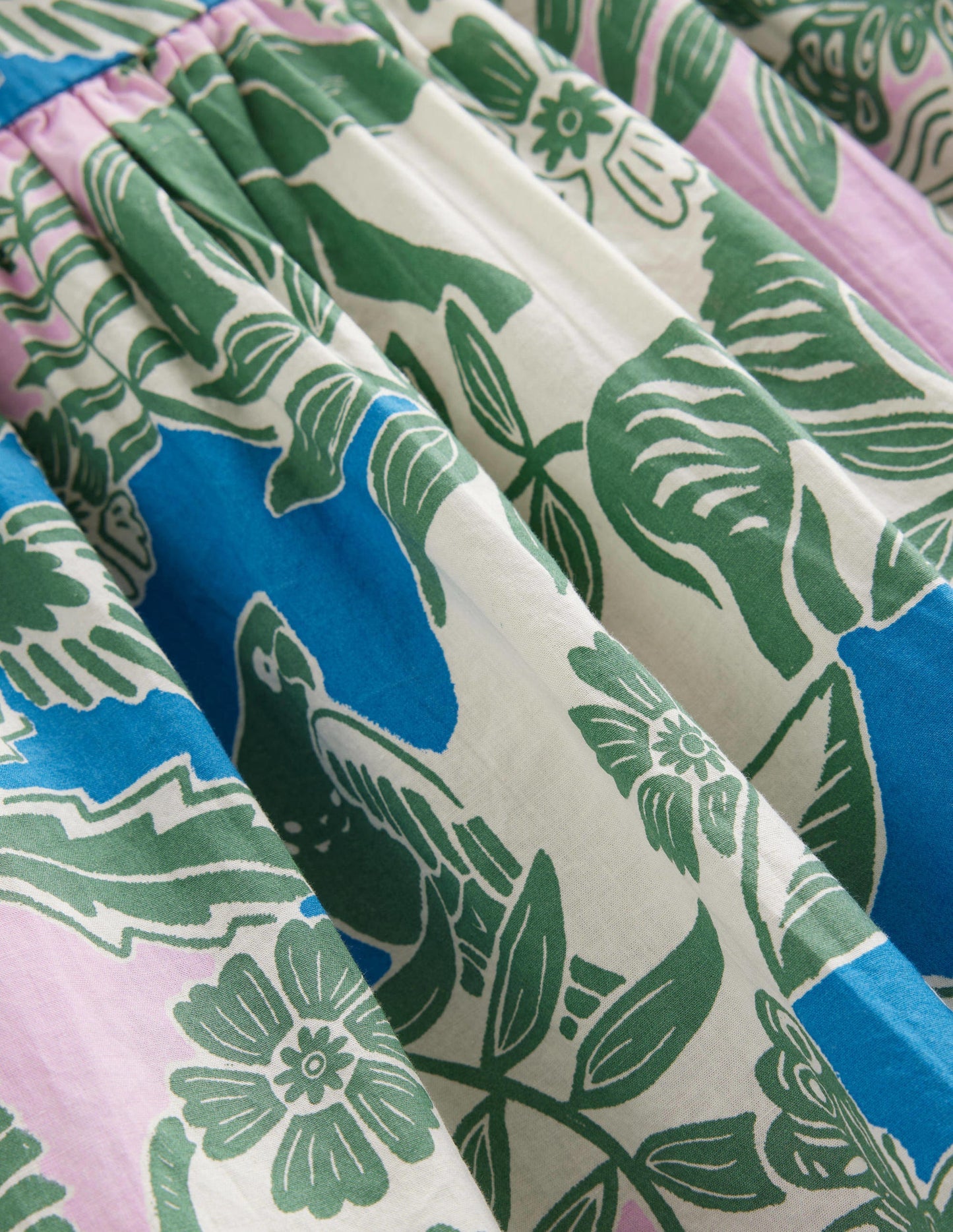 Gemustertes Webkleid-Rosmaringrün, Dschungelmuster