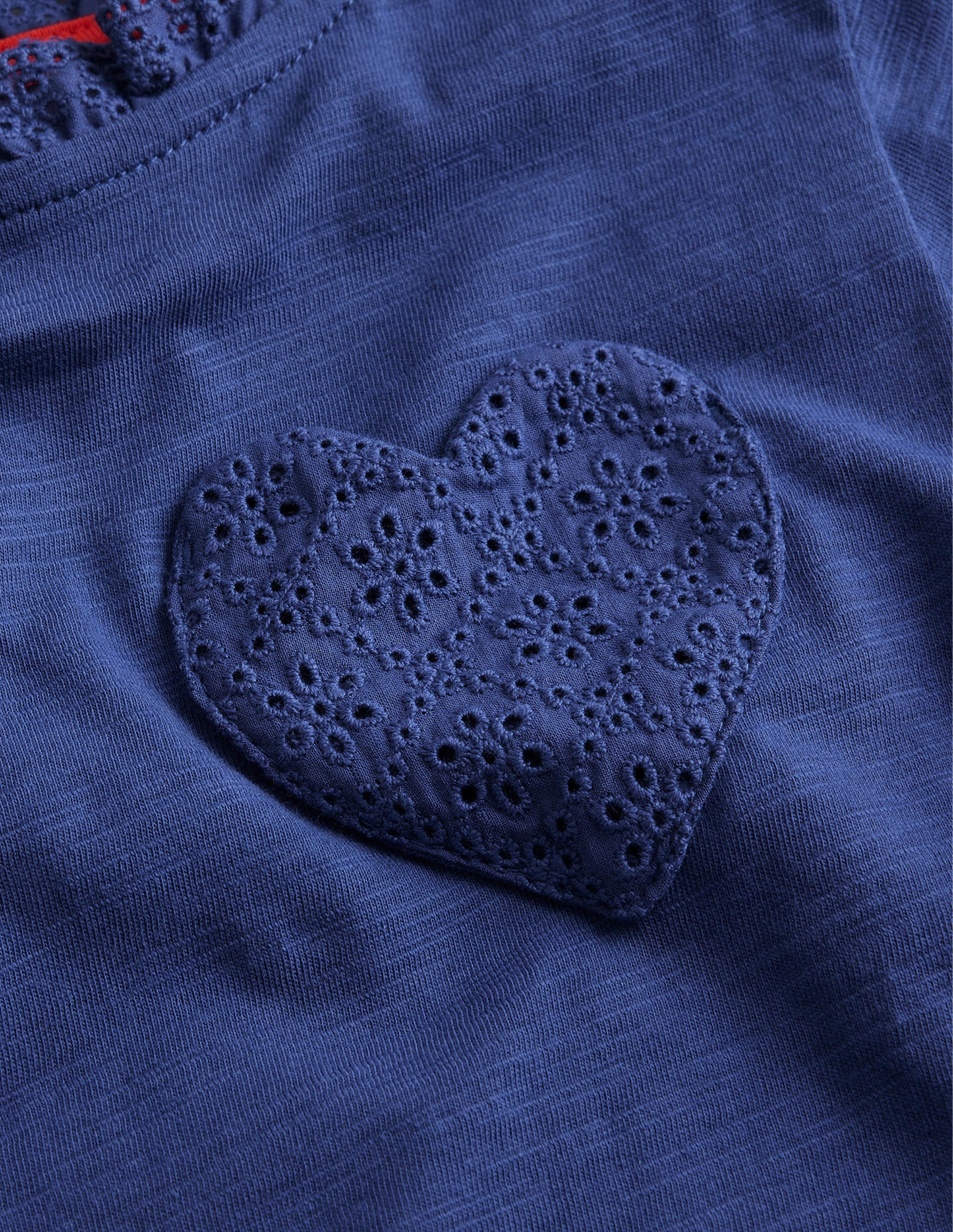 T-Shirt mit Lochstickereitasche-Segelblau - Image 3