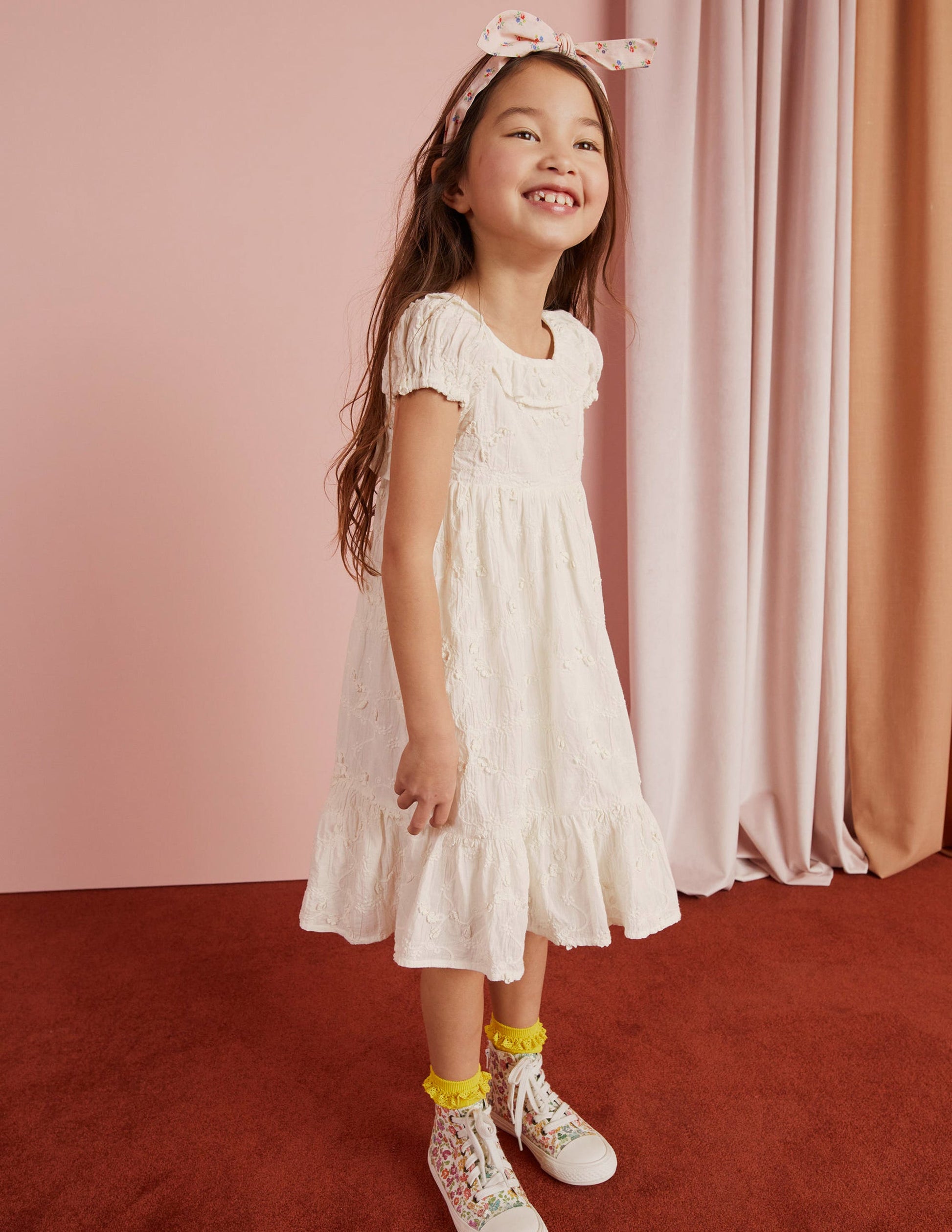 Kleid mit Lochstickerei und abfallendem Saum-Naturweiß-4