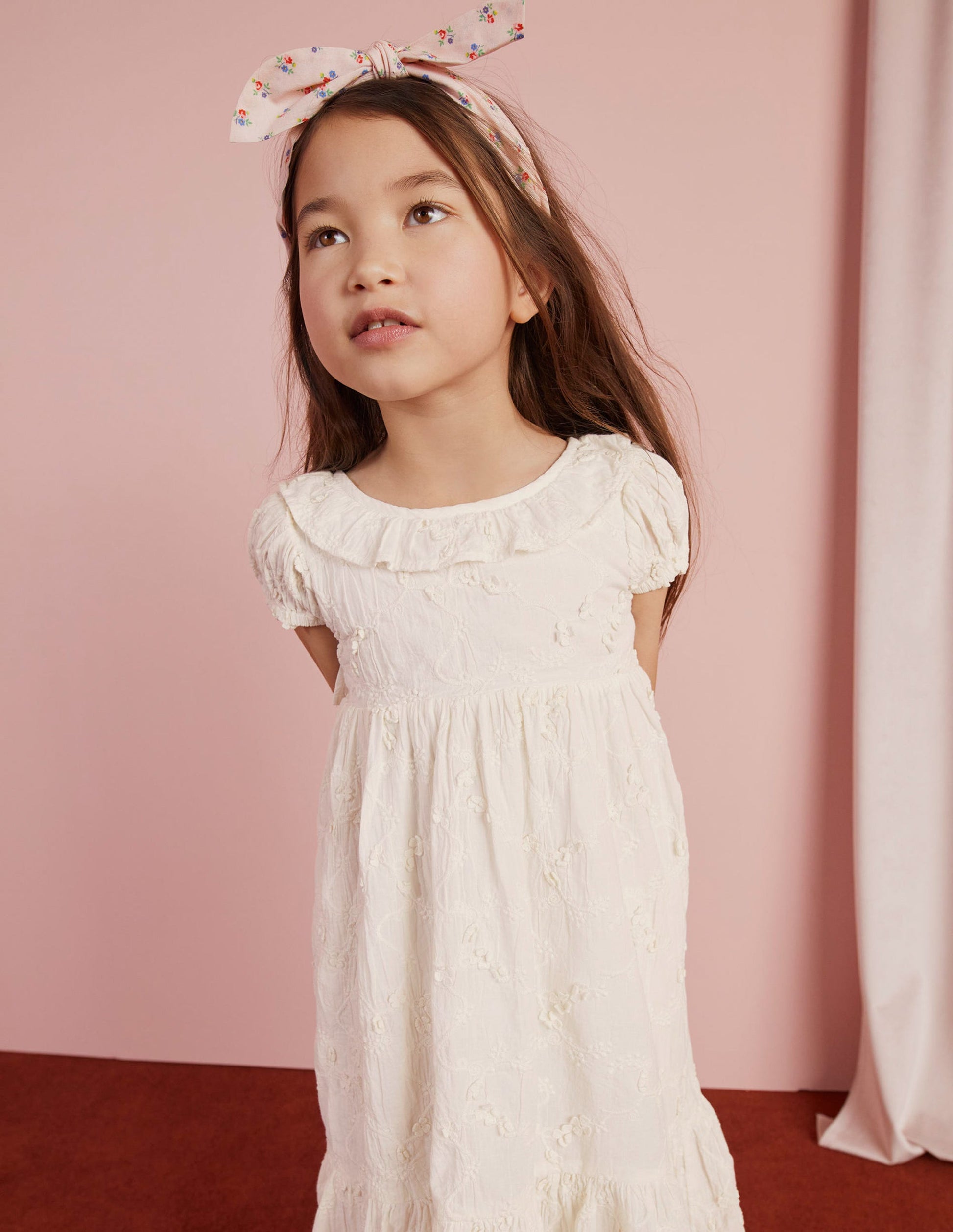 Kleid mit Lochstickerei und abfallendem Saum-Naturweiß-10