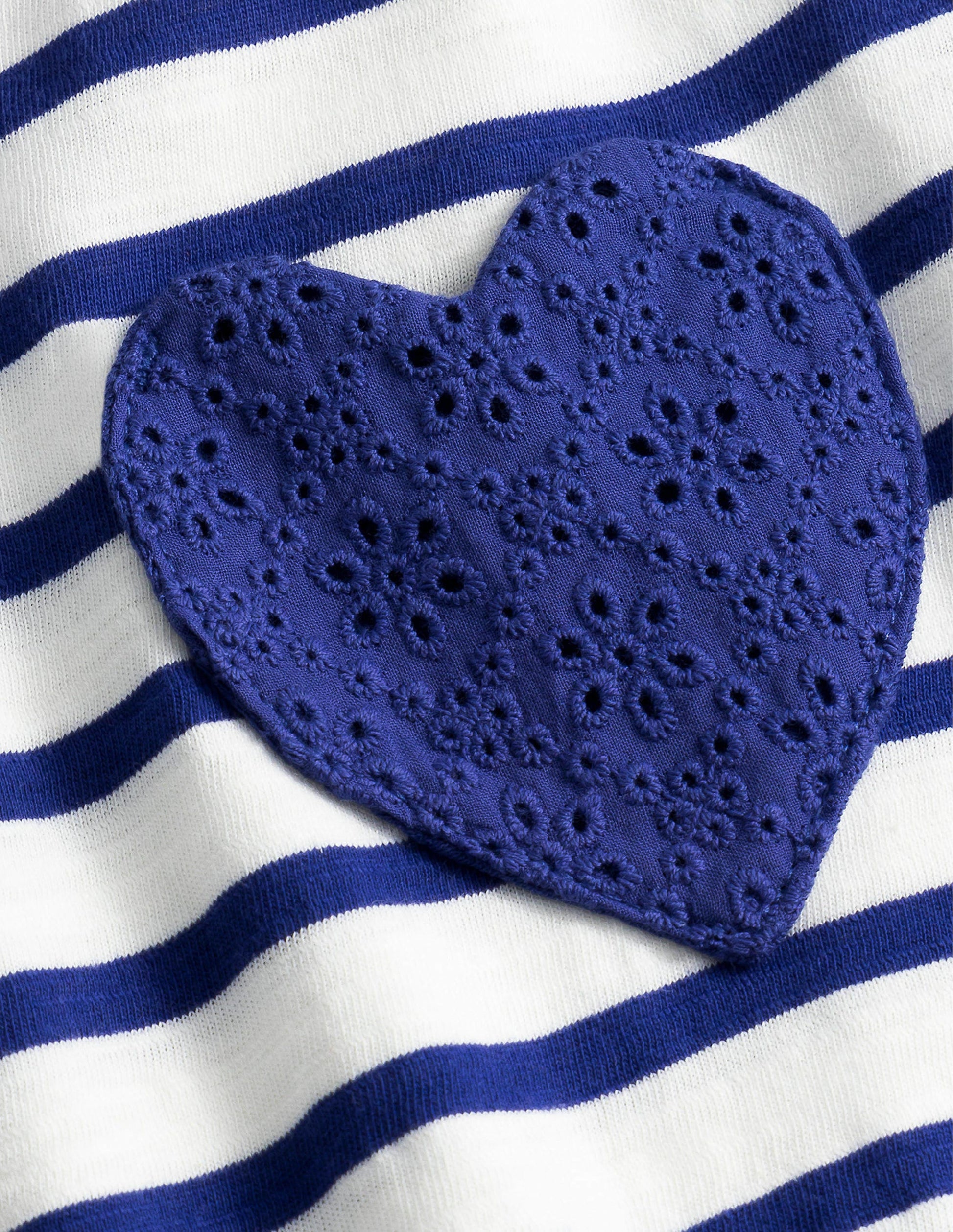 T-Shirt mit Lochstickereitasche-Segelblau/Naturweiß-3