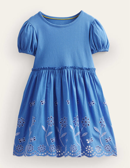 Ausgestelltes Kleid mit Lochstickerei-Penzance-Blau
