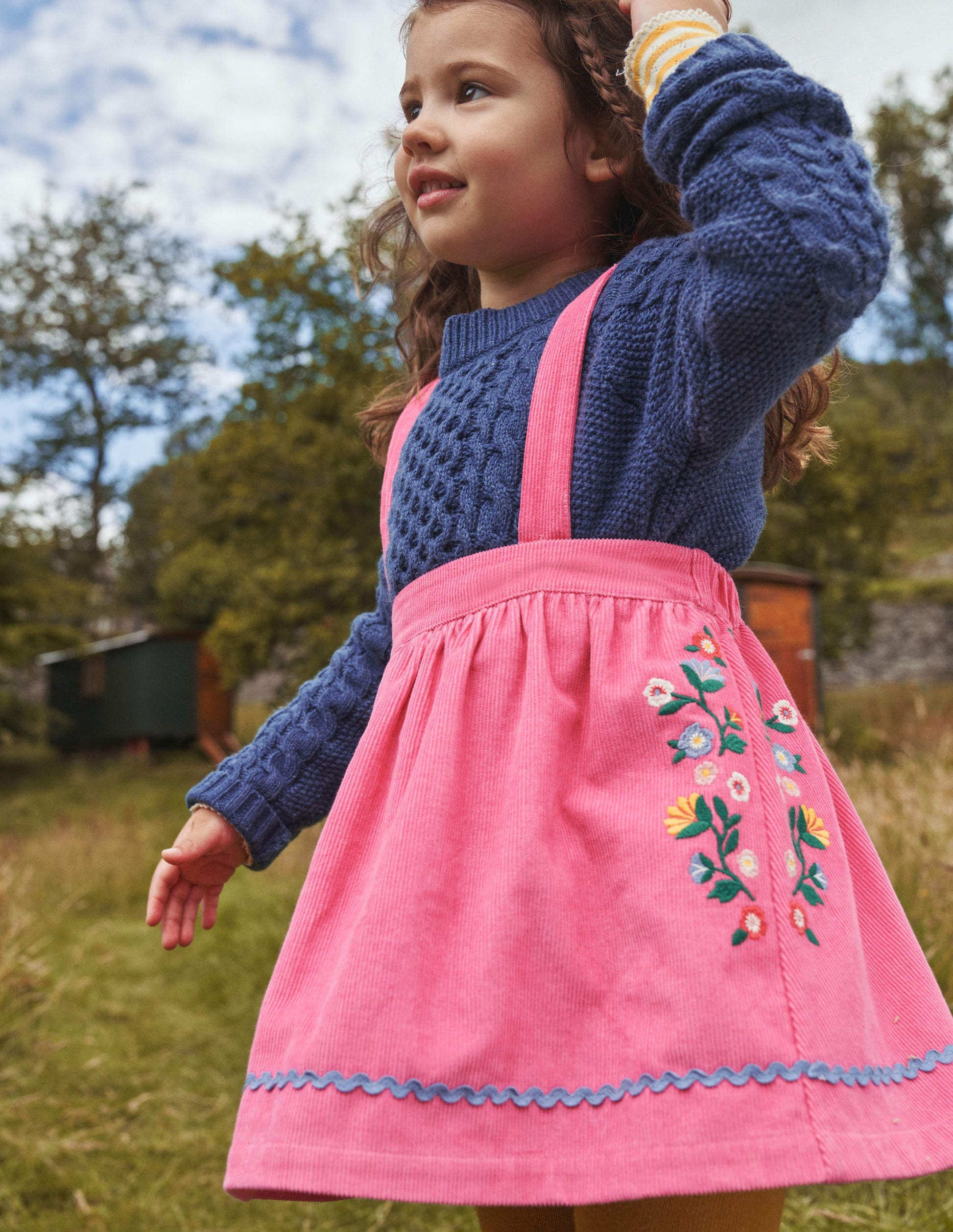 Jupe traditionnelle brodée-Broderie rose renversant-4