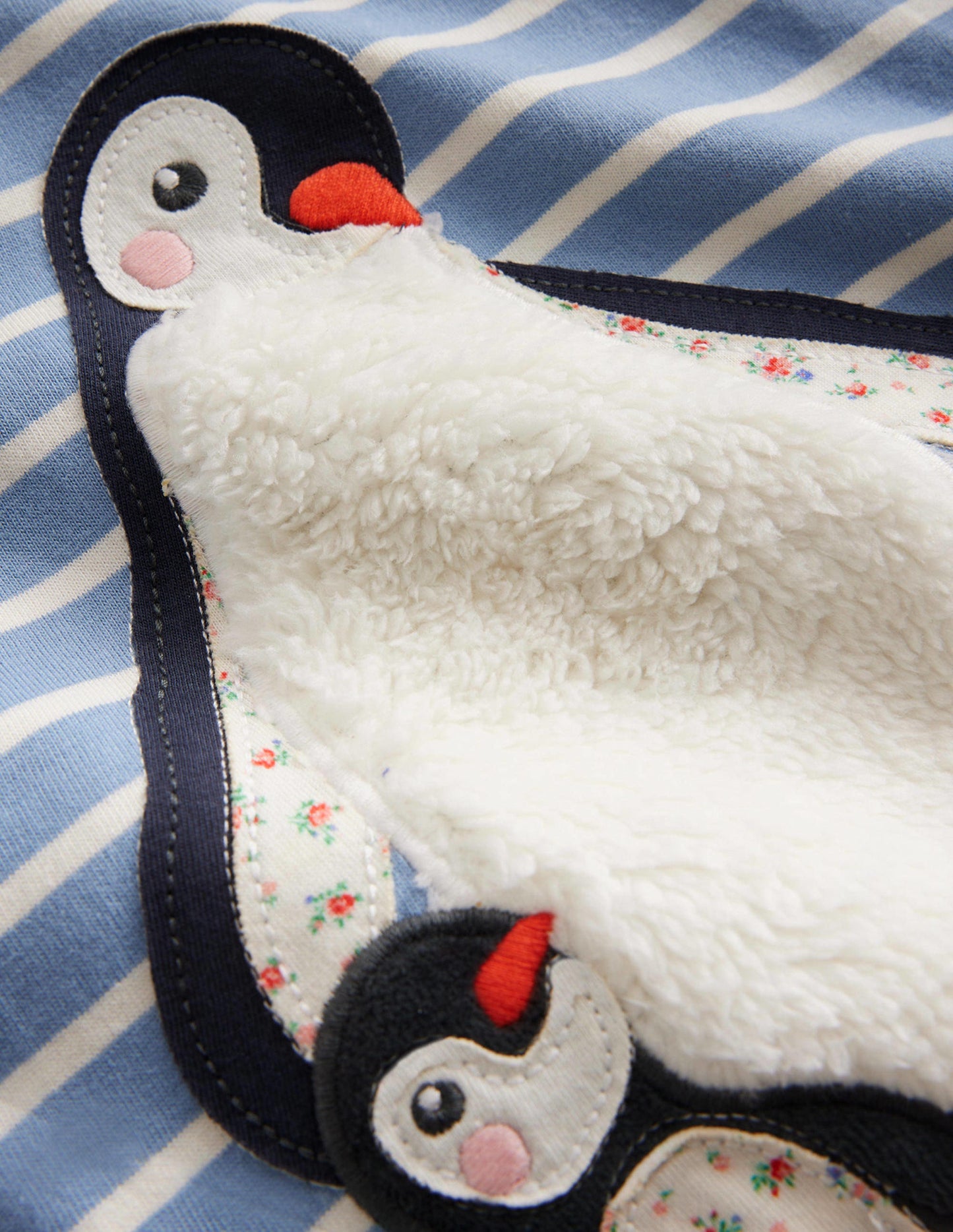 T-Shirt mit Puffärmeln und Applikation-Kieselblau/Naturweiß Pinguin