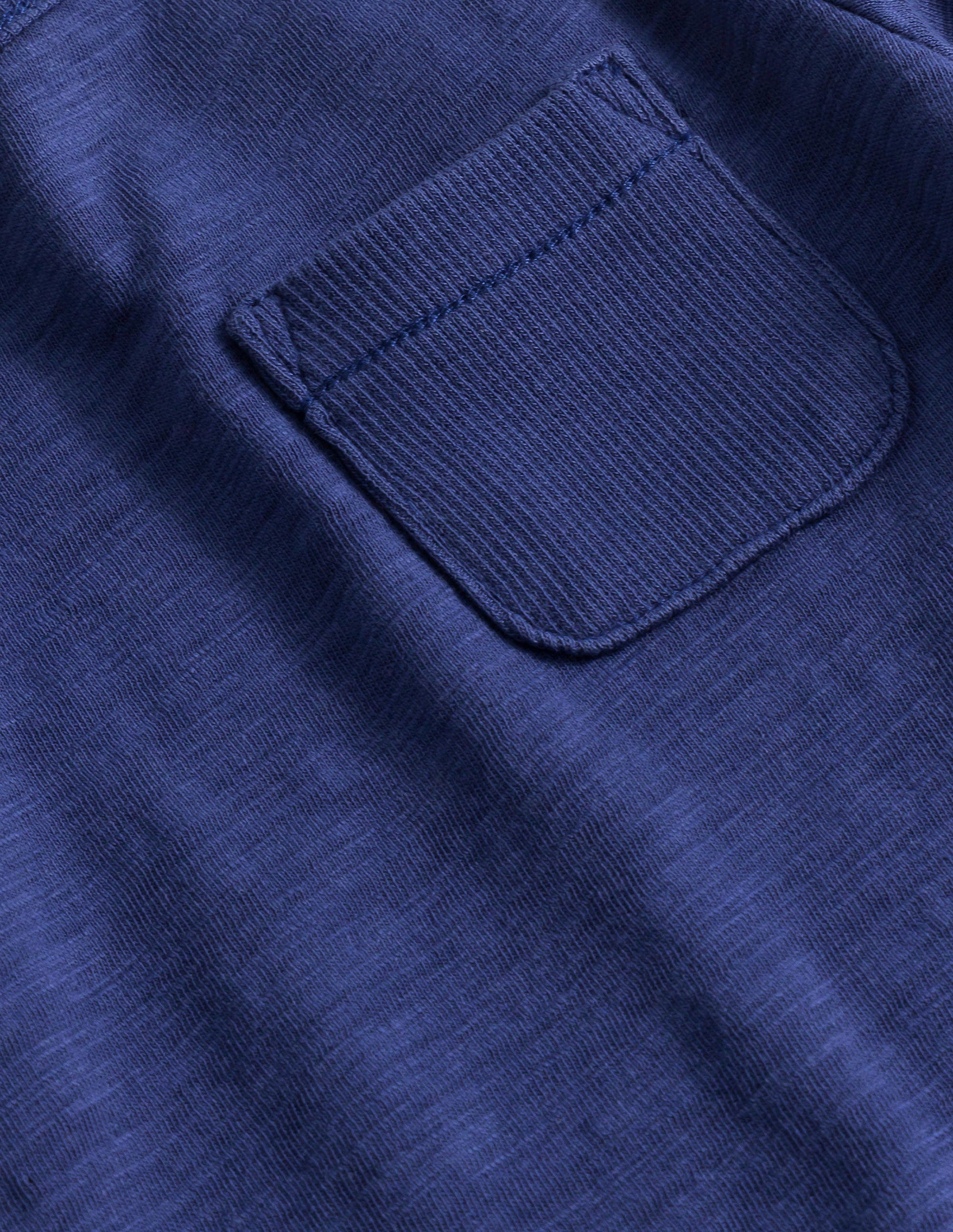 Vorgewaschenes T-Shirt aus GOTS-Baumwolle-Sanftes Segelblau-3
